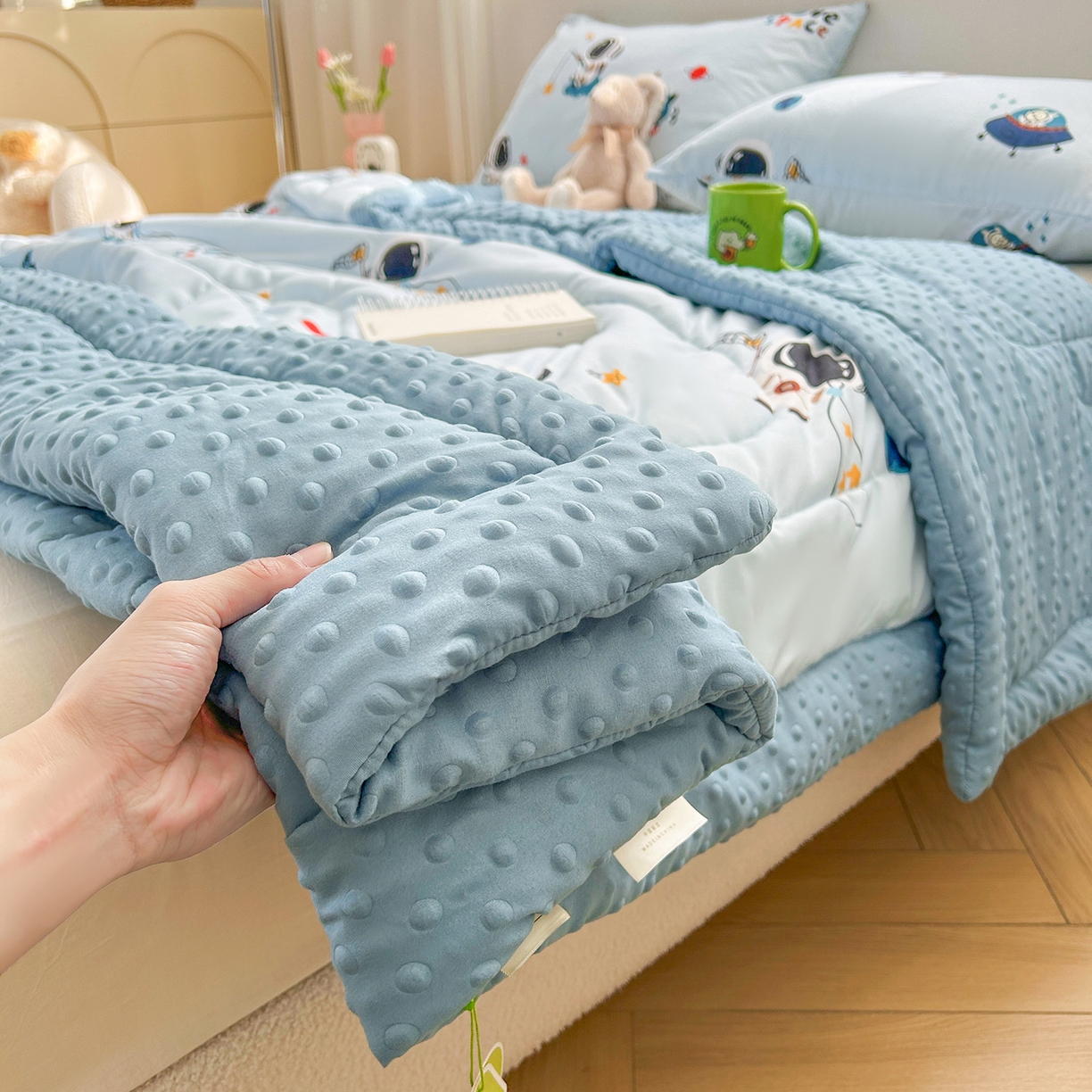 91家纺网 家纺一手货源 找家纺 悦织语 2026新款A类水洗棉双层纱豆豆被大豆夏凉被 太空超人
