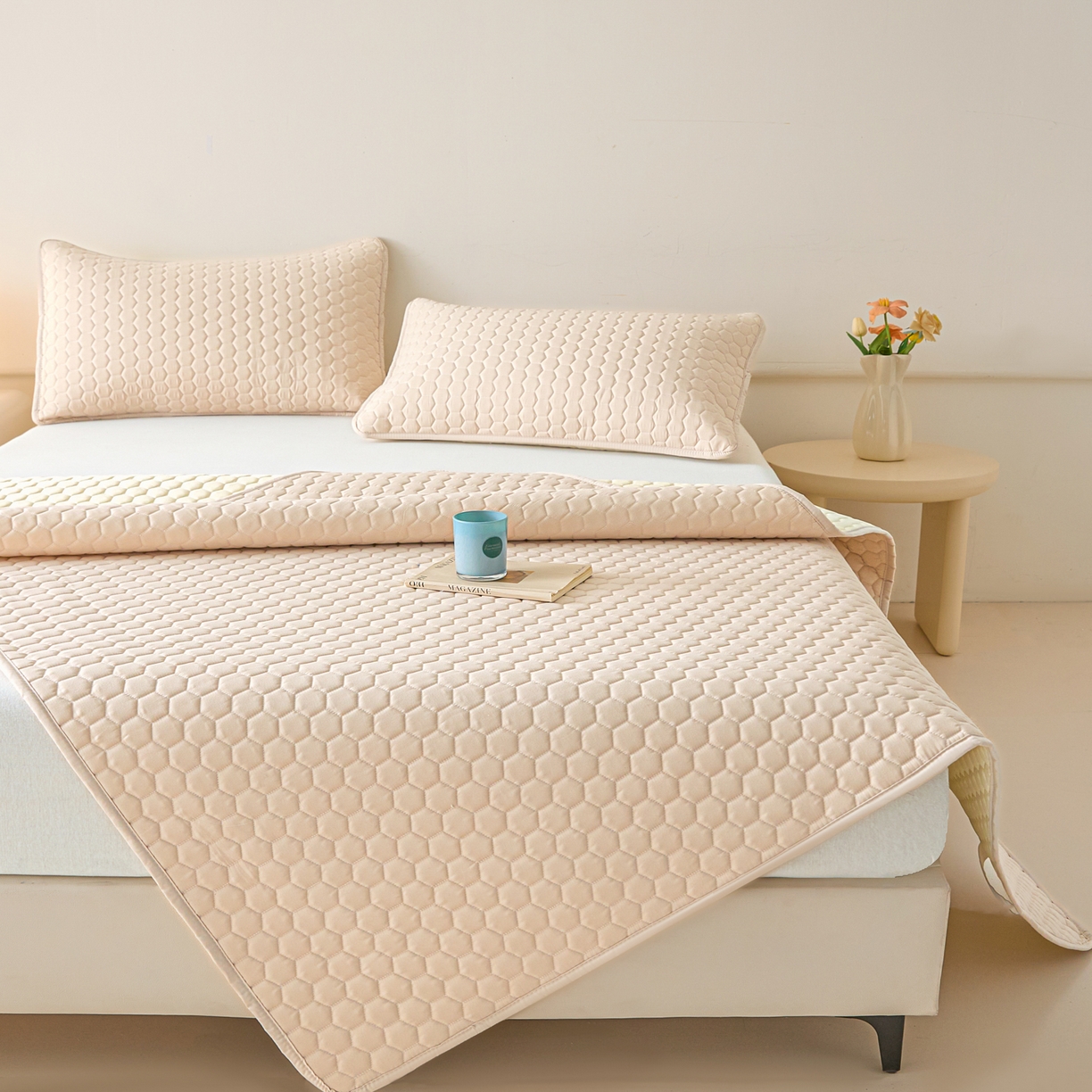 91家纺网 家纺一手货源 找家纺 摩妮卡 2026新款水洗棉夹棉防水床褥床垫款三件套 几何-卡其