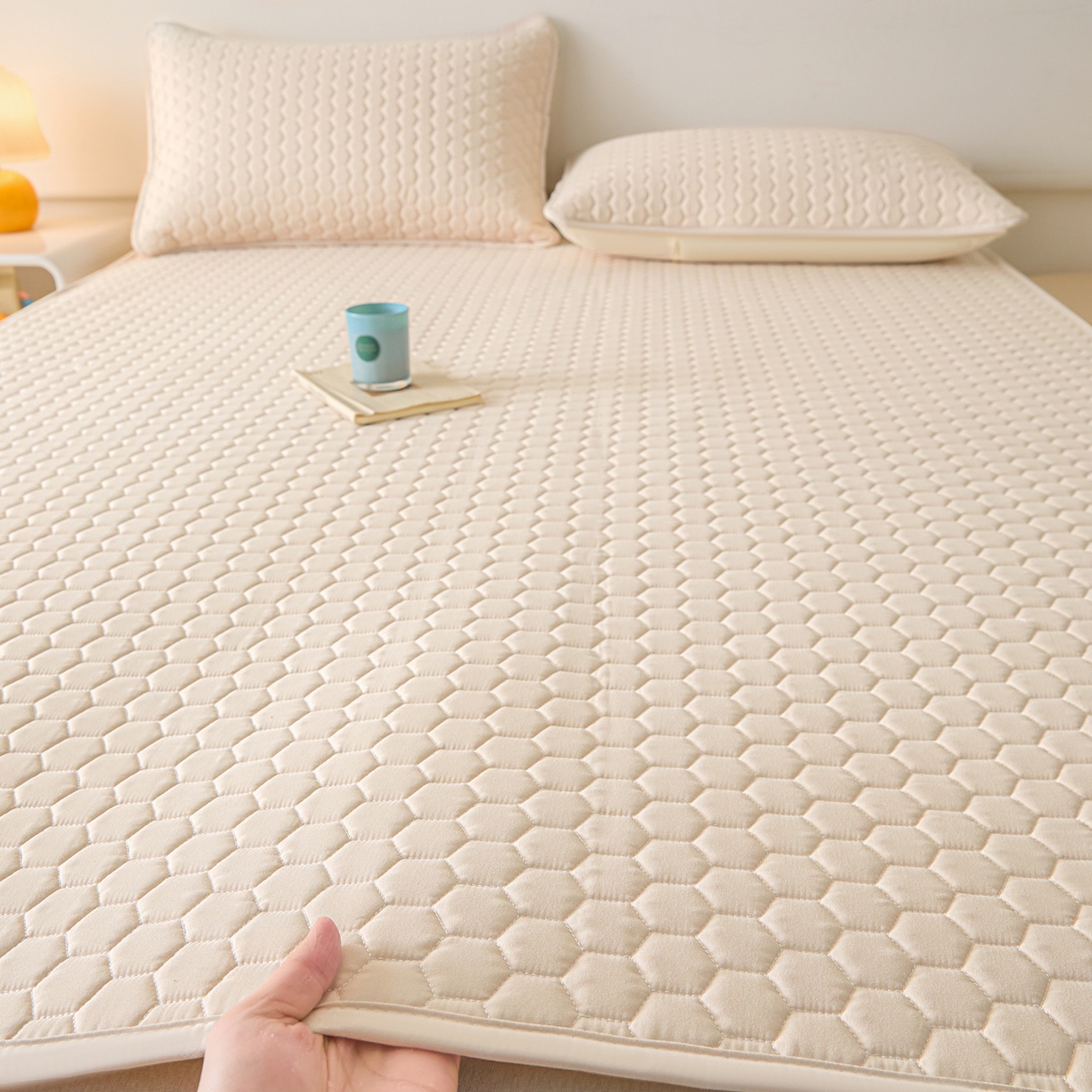 91家纺网 家纺一手货源 找家纺 摩妮卡 2026新款水洗棉夹棉防水床褥床垫款三件套 几何-卡其