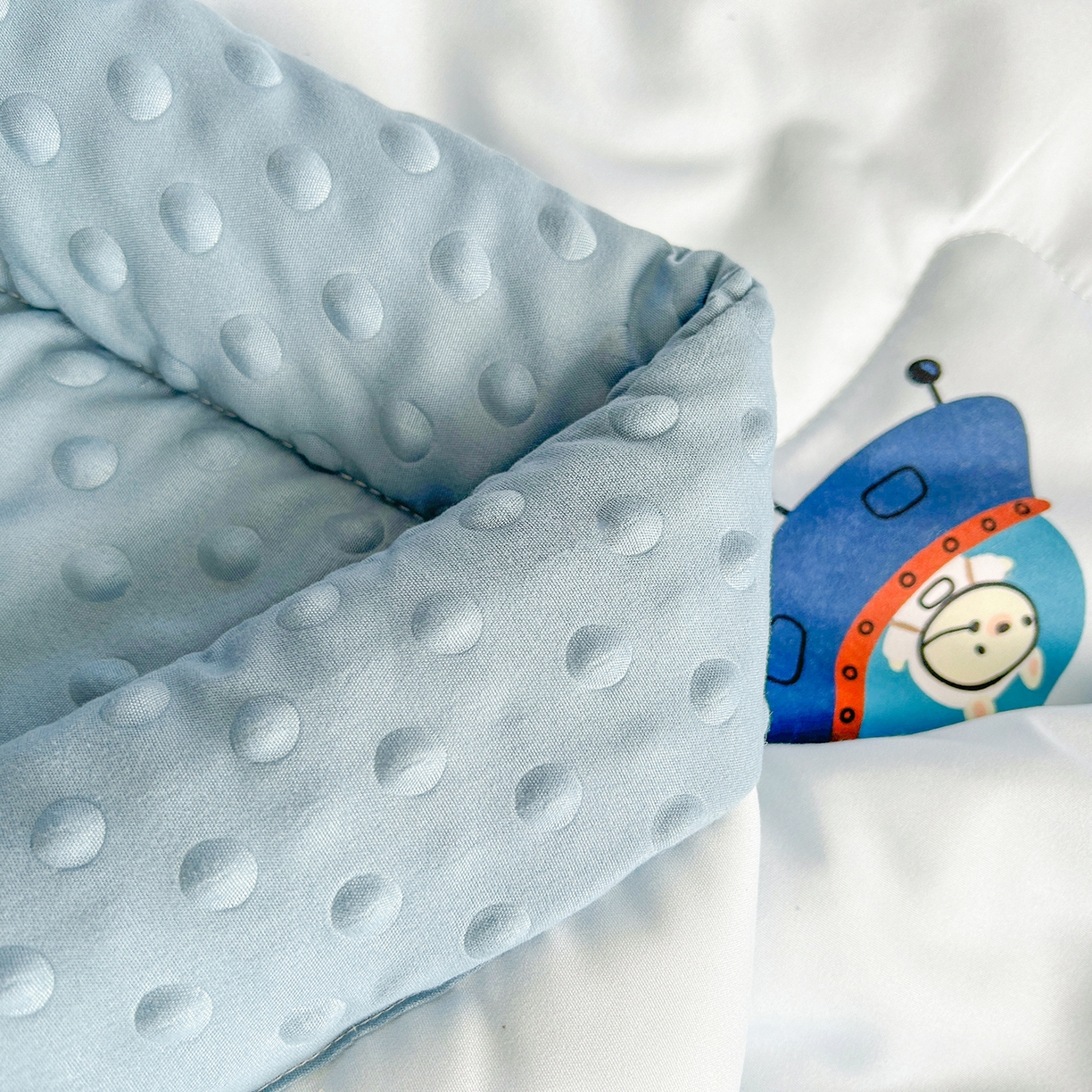 91家纺网 家纺一手货源 找家纺 悦织语 2026新款A类水洗棉双层纱豆豆被大豆夏凉被 太空超人