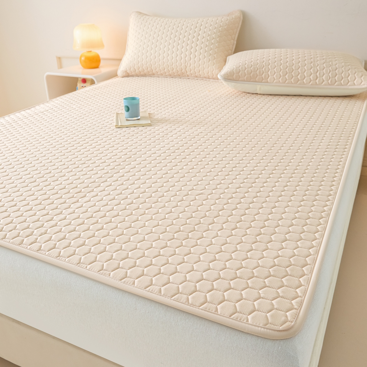 91家纺网 家纺一手货源 找家纺 摩妮卡 2026新款水洗棉夹棉防水床褥床垫款三件套 几何-卡其