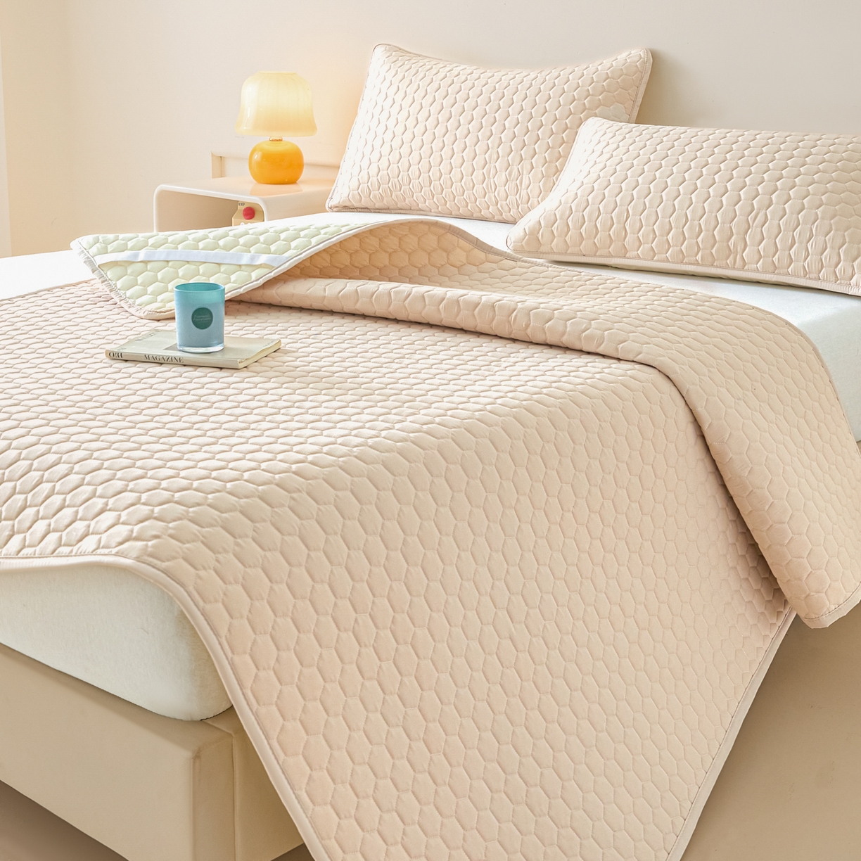 91家纺网 家纺一手货源 找家纺 摩妮卡 2026新款水洗棉夹棉防水床褥床垫款三件套 几何-卡其