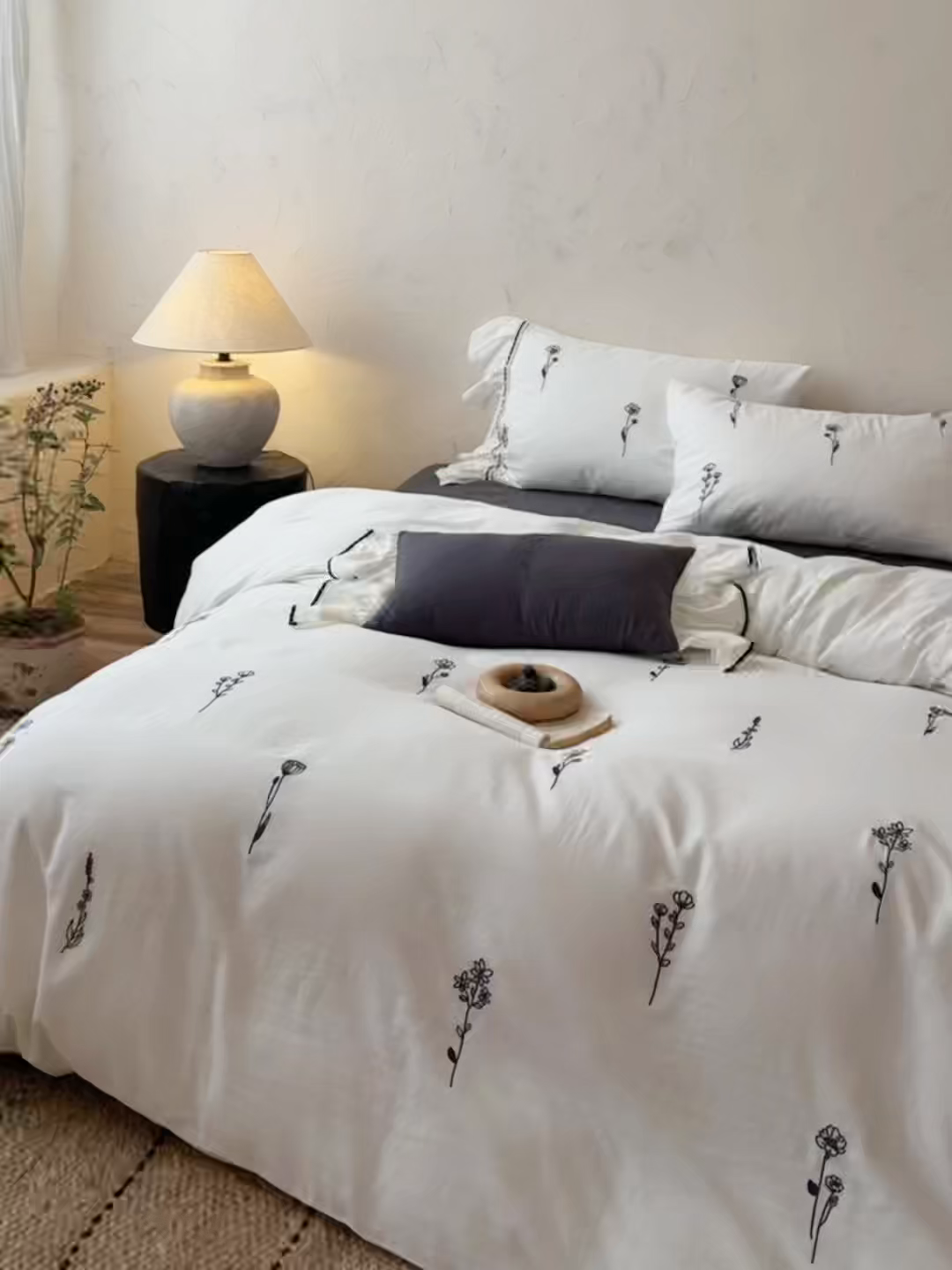 91家纺网 家纺一手货源 找家纺 鹿班家居 2026新款全棉纯棉皱皱纱刺绣四件套-简枝（标准会员-20元） 简枝-白色