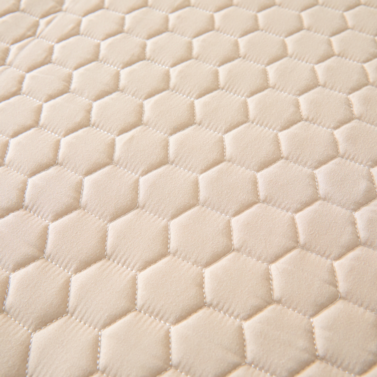 91家纺网 家纺一手货源 找家纺 摩妮卡 2026新款水洗棉夹棉防水床褥床垫款三件套 几何-卡其