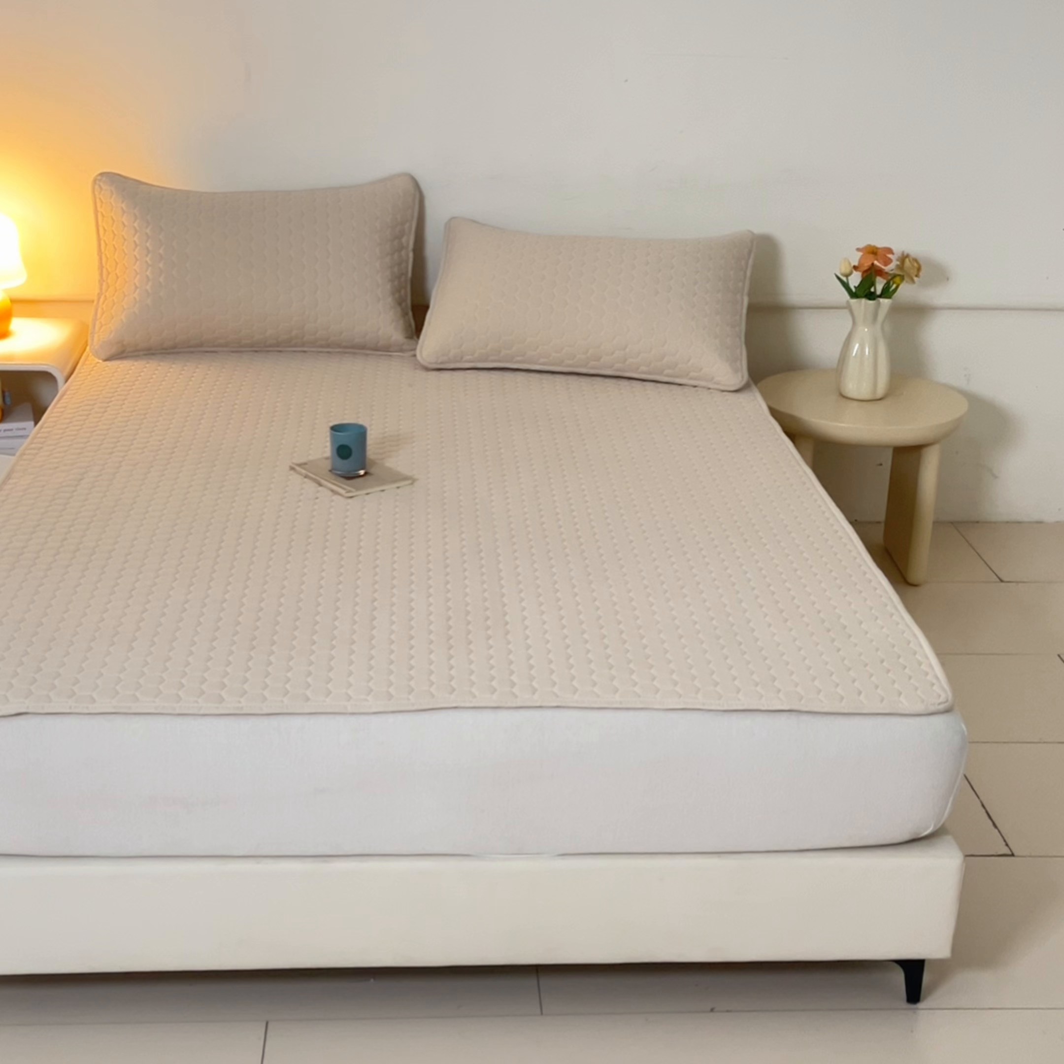 91家纺网 家纺一手货源 找家纺 摩妮卡 2026新款水洗棉夹棉防水床褥床垫款三件套 几何-卡其