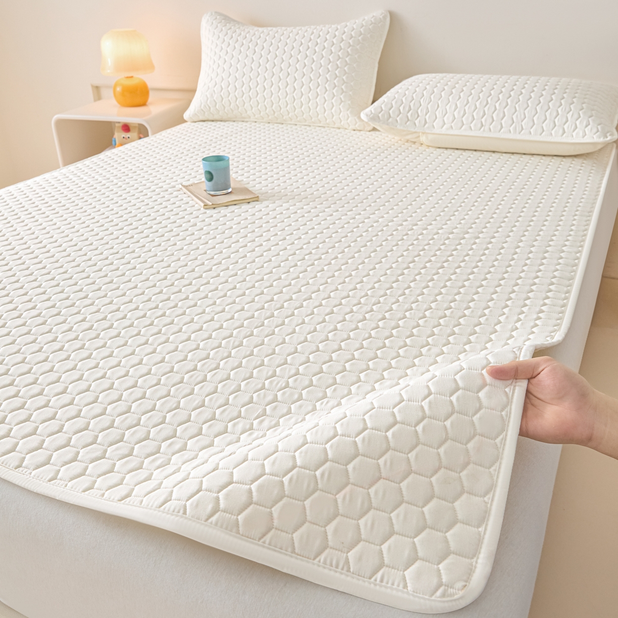 91家纺网 家纺一手货源 找家纺 摩妮卡 2026新款水洗棉夹棉防水床褥床垫款三件套 几何-奶白