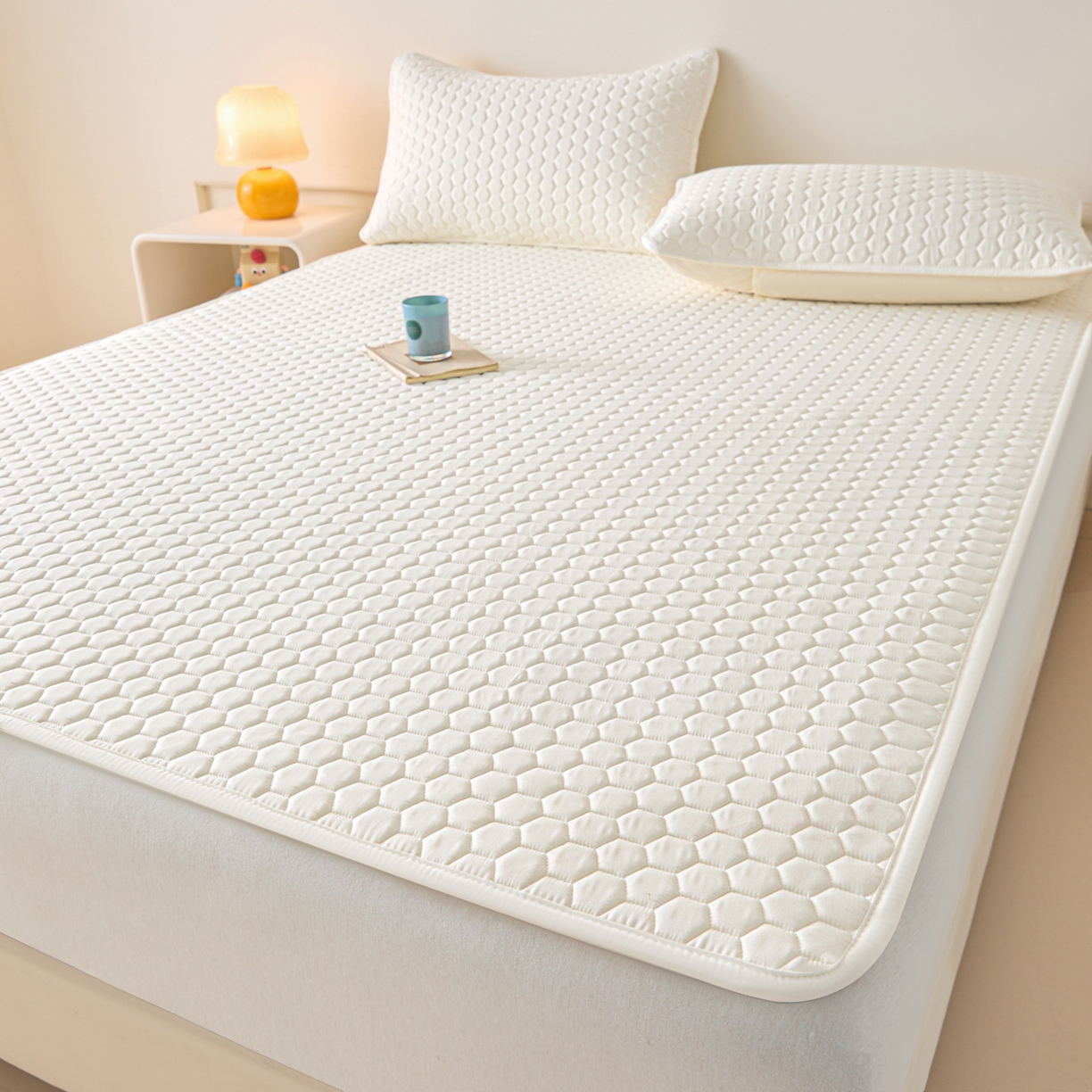 91家纺网 家纺一手货源 找家纺 摩妮卡 2026新款水洗棉夹棉防水床褥床垫款三件套 几何-奶白