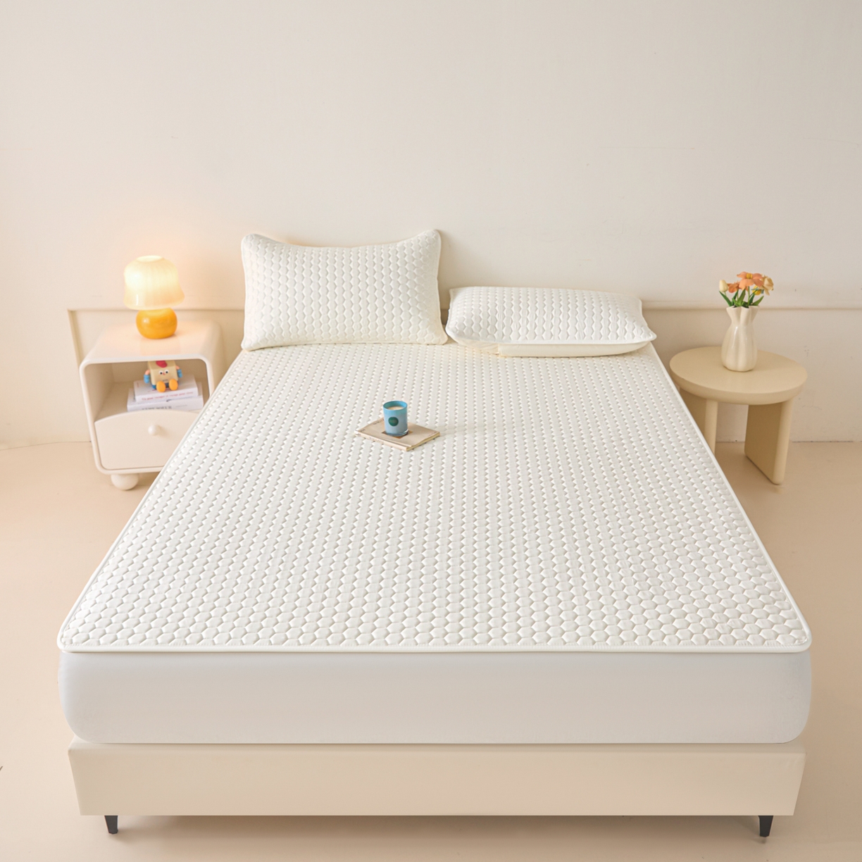 91家纺网 家纺一手货源 找家纺 摩妮卡 2026新款水洗棉夹棉防水床褥床垫款三件套 几何-奶白