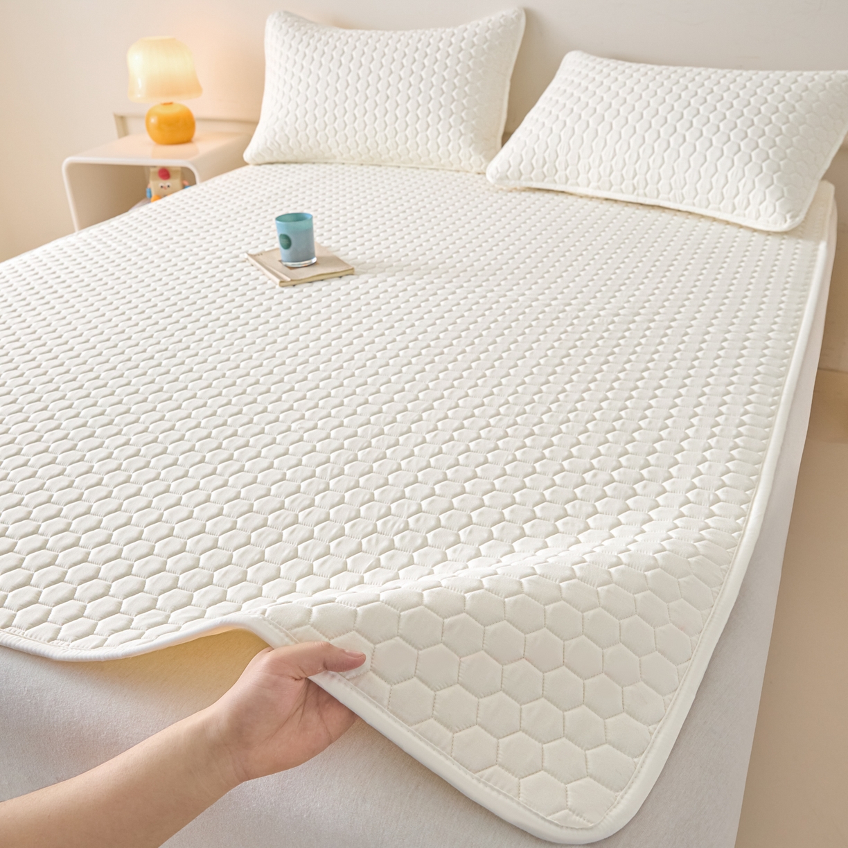 91家纺网 家纺一手货源 找家纺 摩妮卡 2026新款水洗棉夹棉防水床褥床垫款三件套 几何-奶白