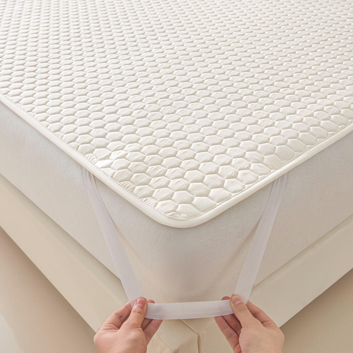 91家纺网 家纺一手货源 找家纺 摩妮卡 2026新款水洗棉夹棉防水床褥床垫款三件套 几何-奶白