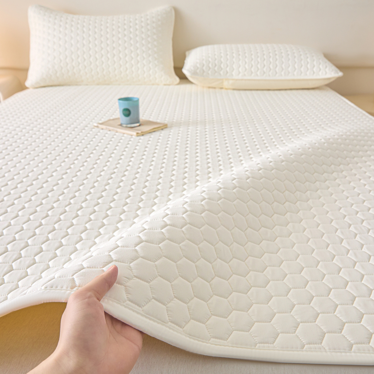 91家纺网 家纺一手货源 找家纺 摩妮卡 2026新款水洗棉夹棉防水床褥床垫款三件套 几何-奶白