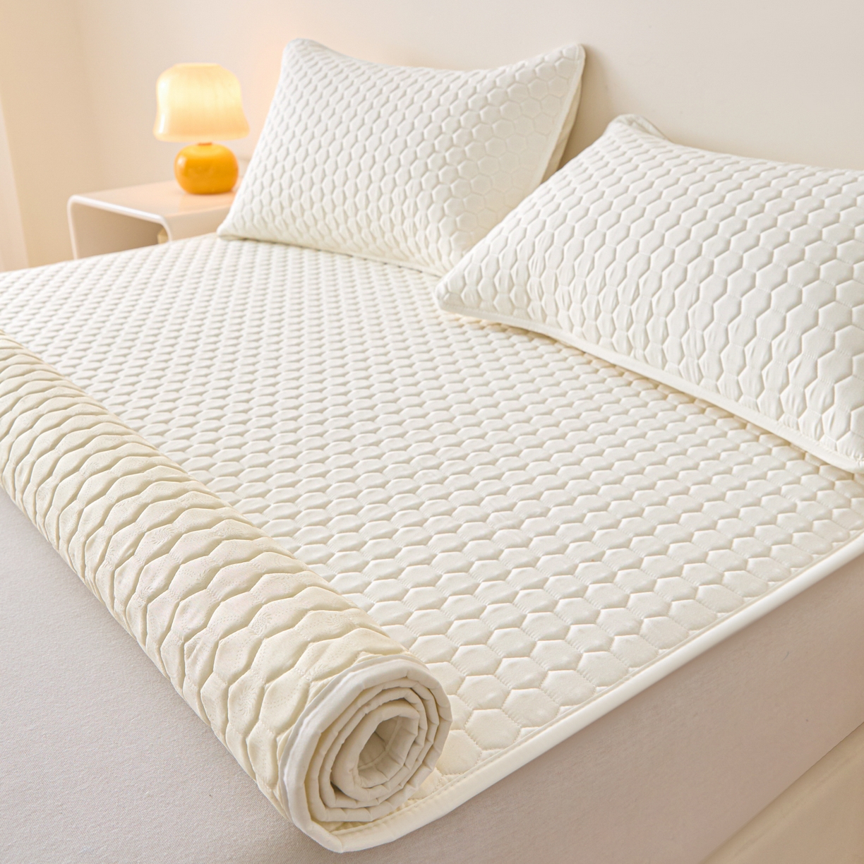 91家纺网 家纺一手货源 找家纺 摩妮卡 2026新款水洗棉夹棉防水床褥床垫款三件套 几何-奶白