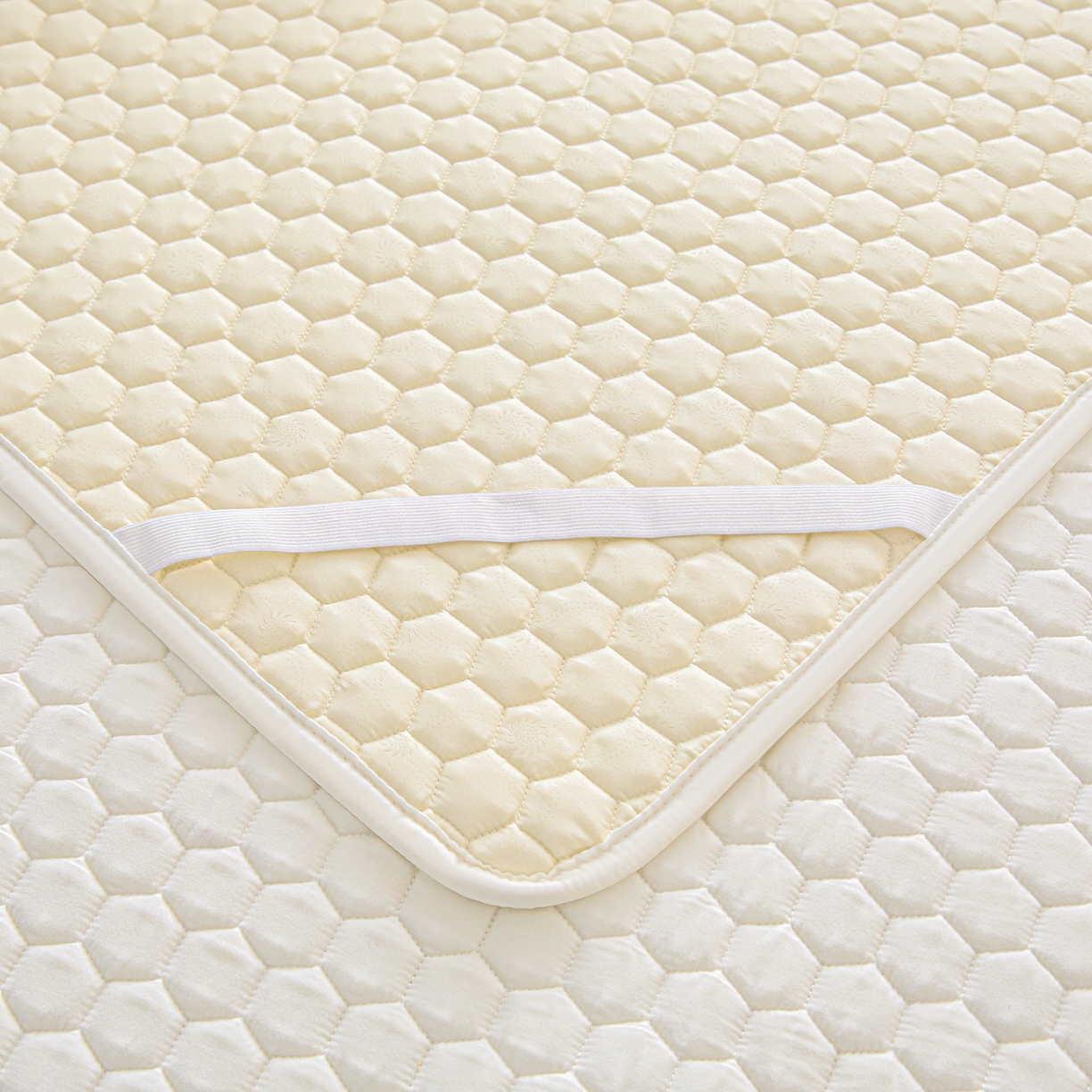 91家纺网 家纺一手货源 找家纺 摩妮卡 2026新款水洗棉夹棉防水床褥床垫款三件套 几何-奶白