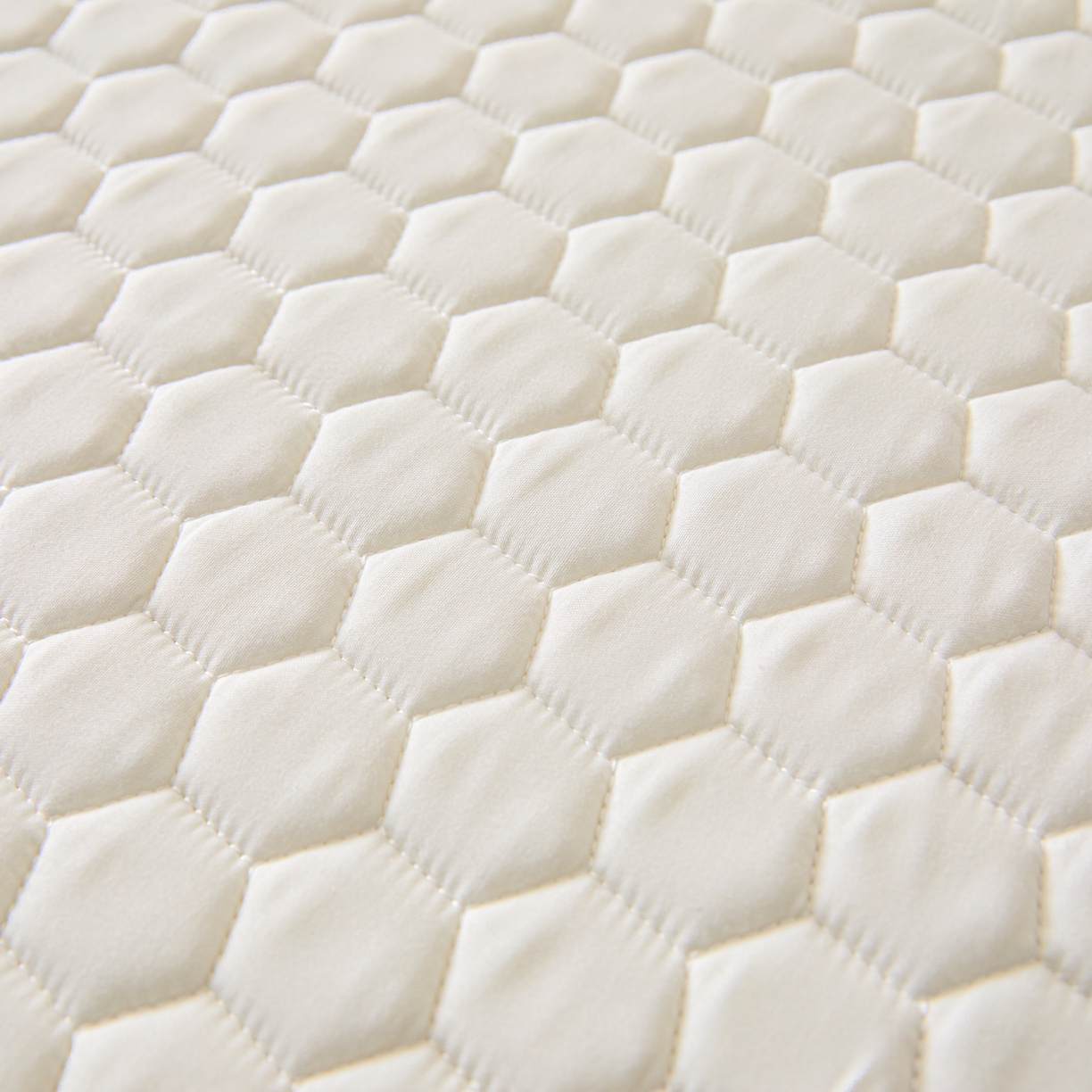 91家纺网 家纺一手货源 找家纺 摩妮卡 2026新款水洗棉夹棉防水床褥床垫款三件套 几何-奶白