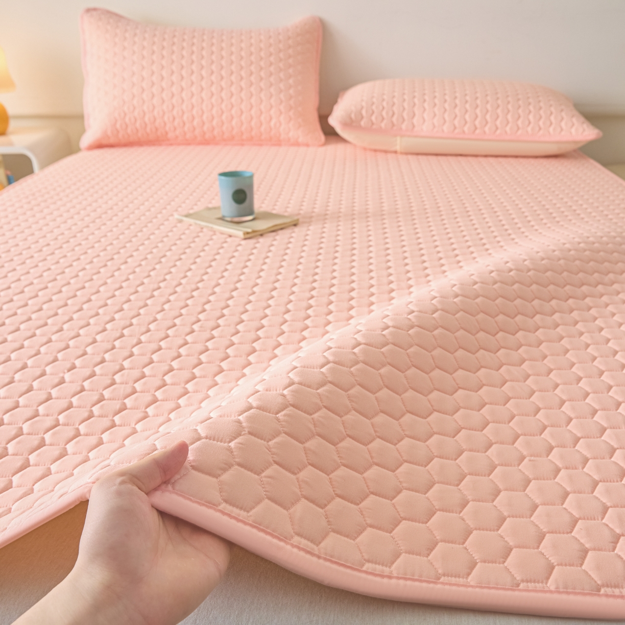 91家纺网 家纺一手货源 找家纺 摩妮卡 2026新款水洗棉夹棉防水床褥床垫款三件套 几何-浅粉