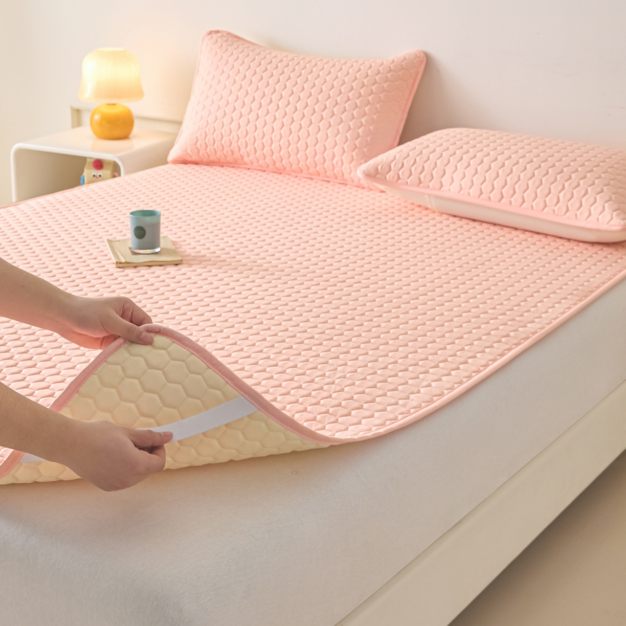 91家纺网 家纺一手货源 找家纺 摩妮卡 2026新款水洗棉夹棉防水床褥床垫款三件套 几何-浅粉