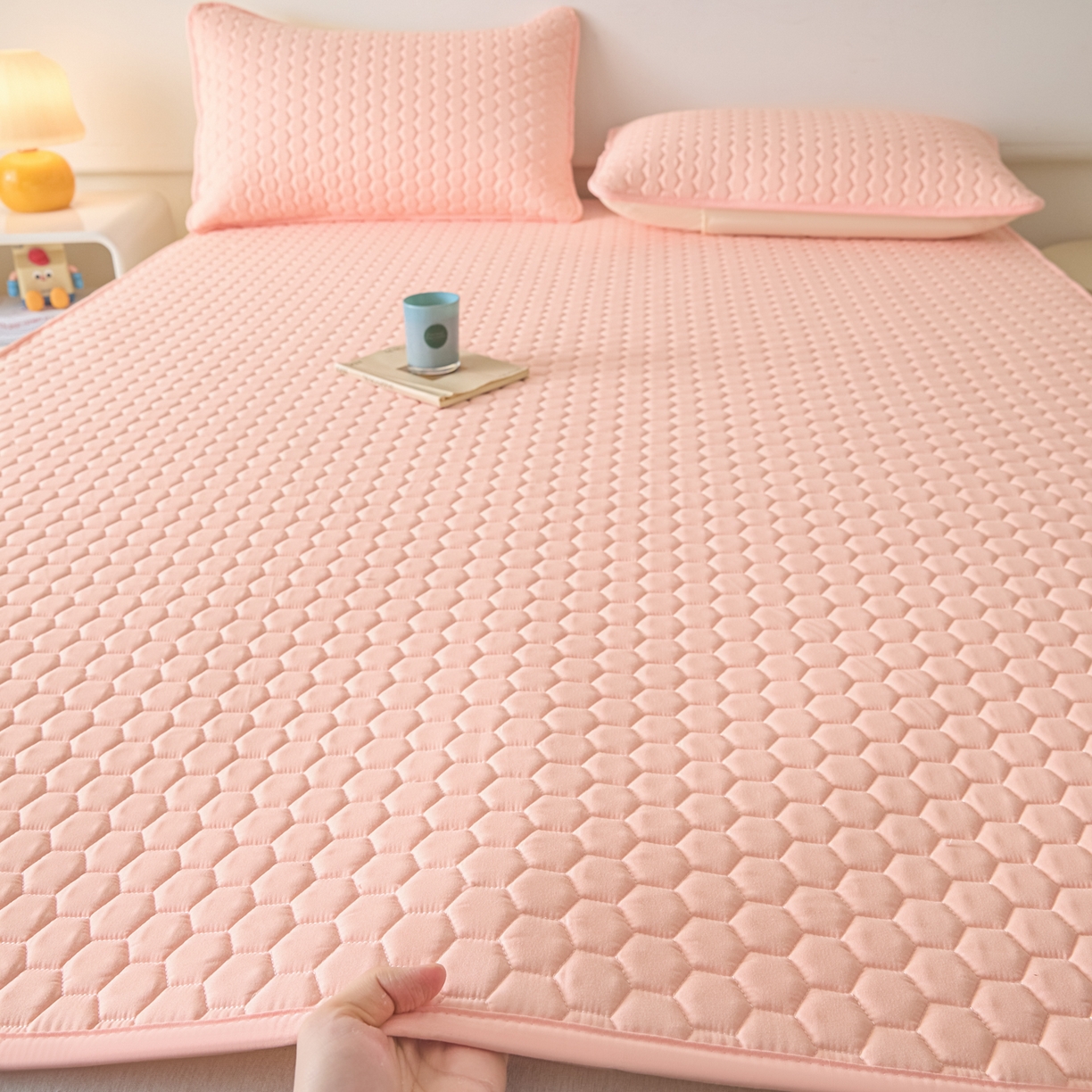 91家纺网 家纺一手货源 找家纺 摩妮卡 2026新款水洗棉夹棉防水床褥床垫款三件套 几何-浅粉