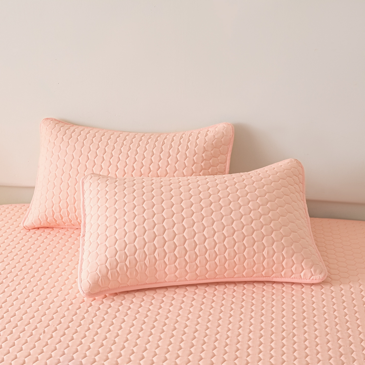 91家纺网 家纺一手货源 找家纺 摩妮卡 2026新款水洗棉夹棉防水床褥床垫款三件套 几何-浅粉