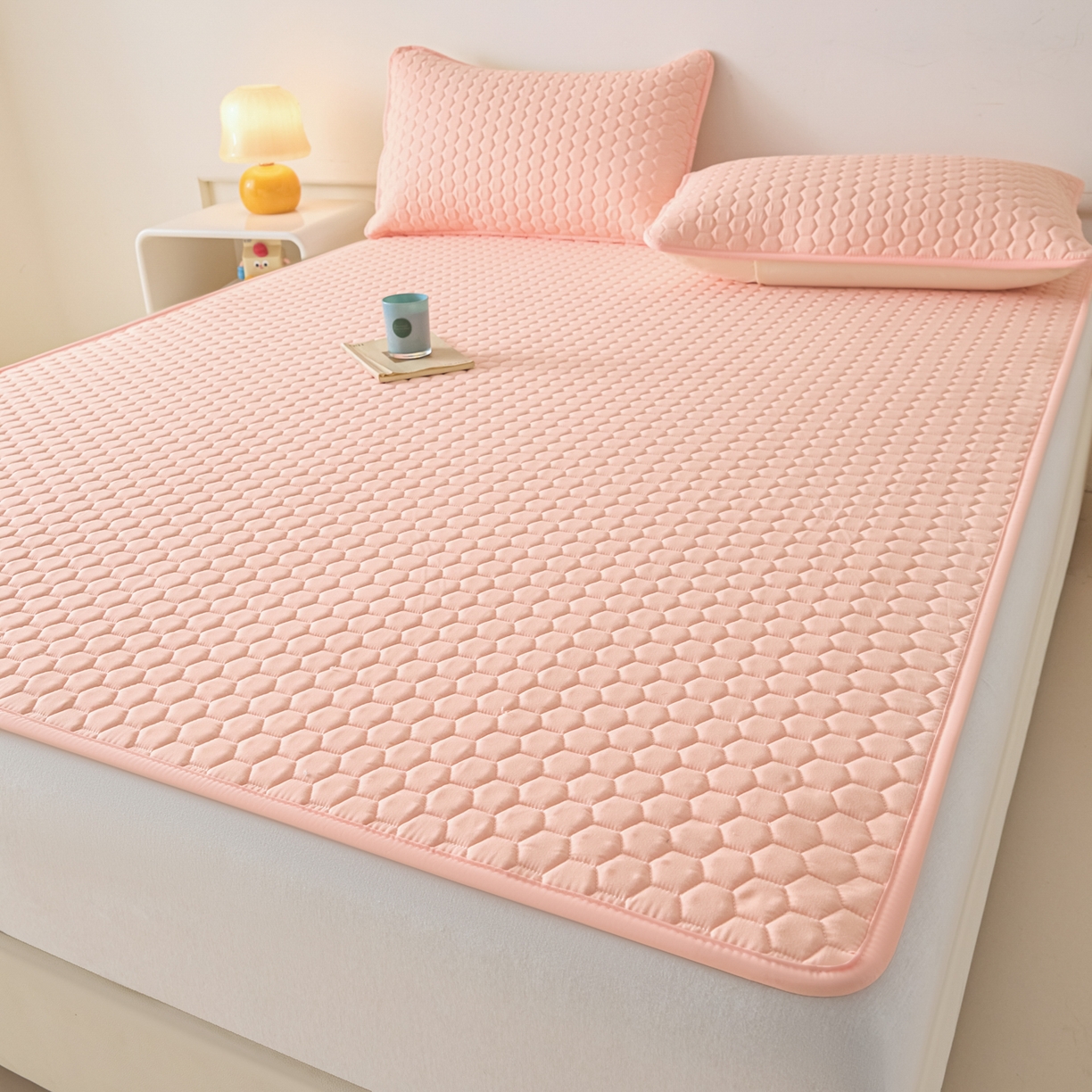 91家纺网 家纺一手货源 找家纺 摩妮卡 2026新款水洗棉夹棉防水床褥床垫款三件套 几何-浅粉