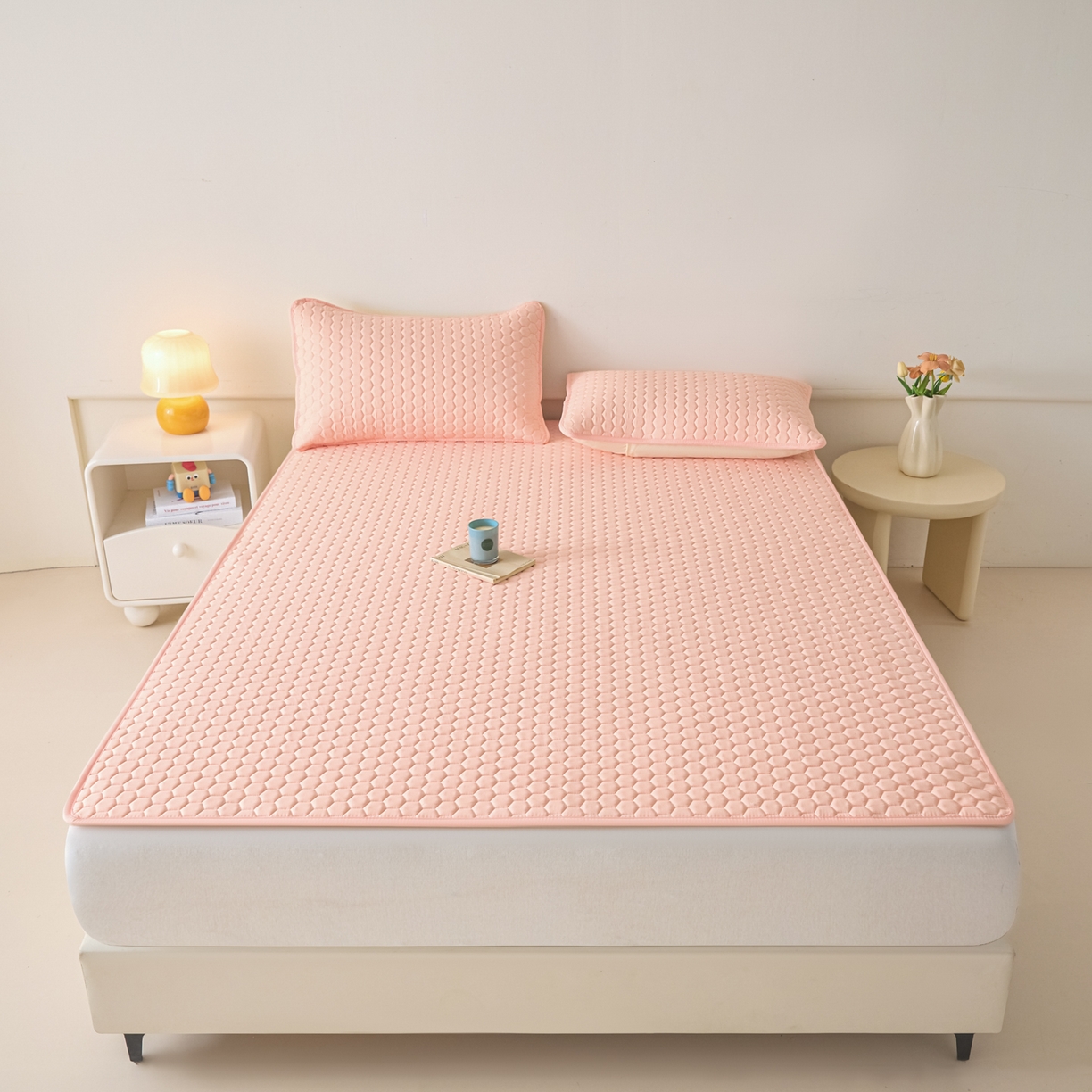 91家纺网 家纺一手货源 找家纺 摩妮卡 2026新款水洗棉夹棉防水床褥床垫款三件套 几何-浅粉