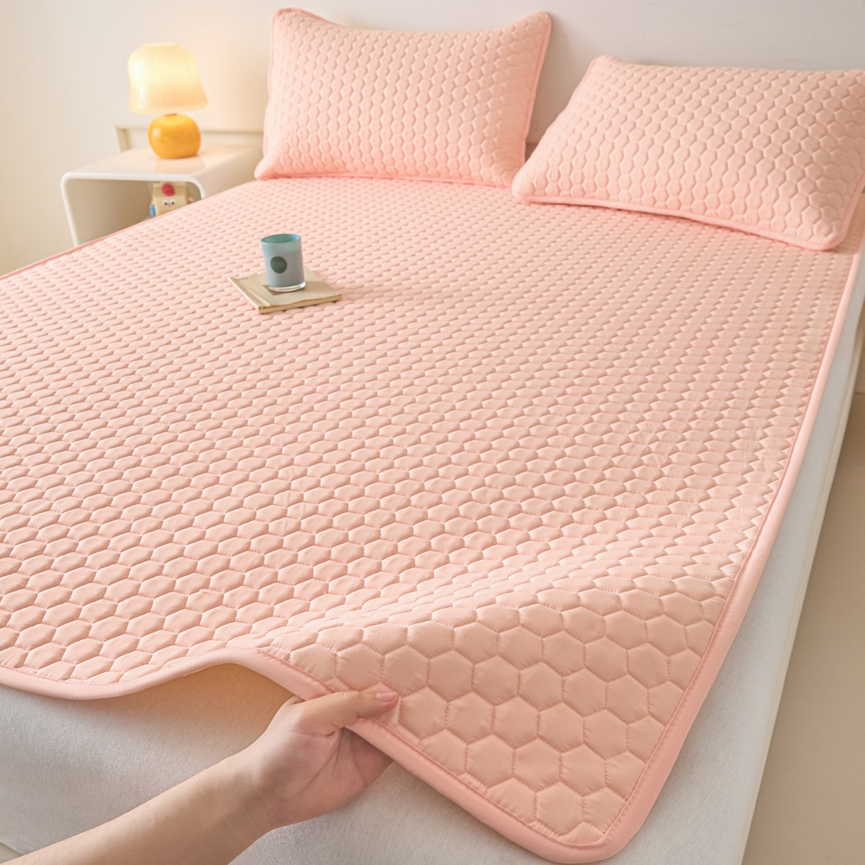 91家纺网 家纺一手货源 找家纺 摩妮卡 2026新款水洗棉夹棉防水床褥床垫款三件套 几何-浅粉