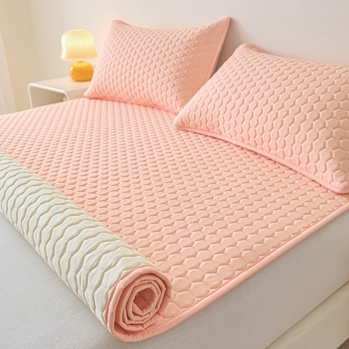 91家纺网 家纺一手货源 找家纺 摩妮卡 2026新款水洗棉夹棉防水床褥床垫款三件套 几何-浅粉