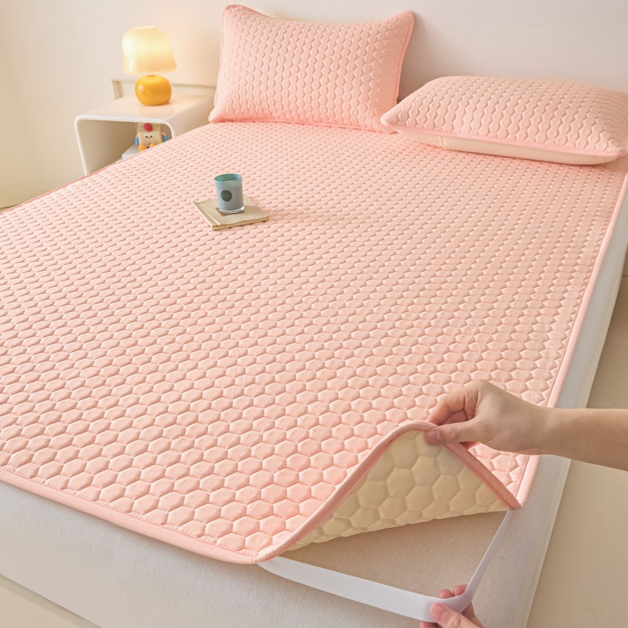 91家纺网 家纺一手货源 找家纺 摩妮卡 2026新款水洗棉夹棉防水床褥床垫款三件套 几何-浅粉