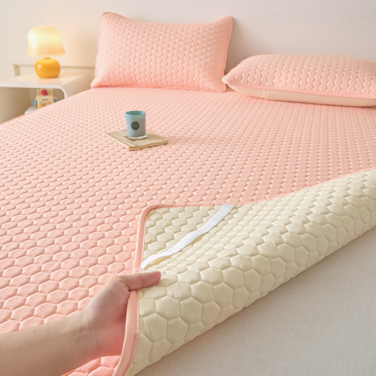 91家纺网 家纺一手货源 找家纺 摩妮卡 2026新款水洗棉夹棉防水床褥床垫款三件套 几何-浅粉