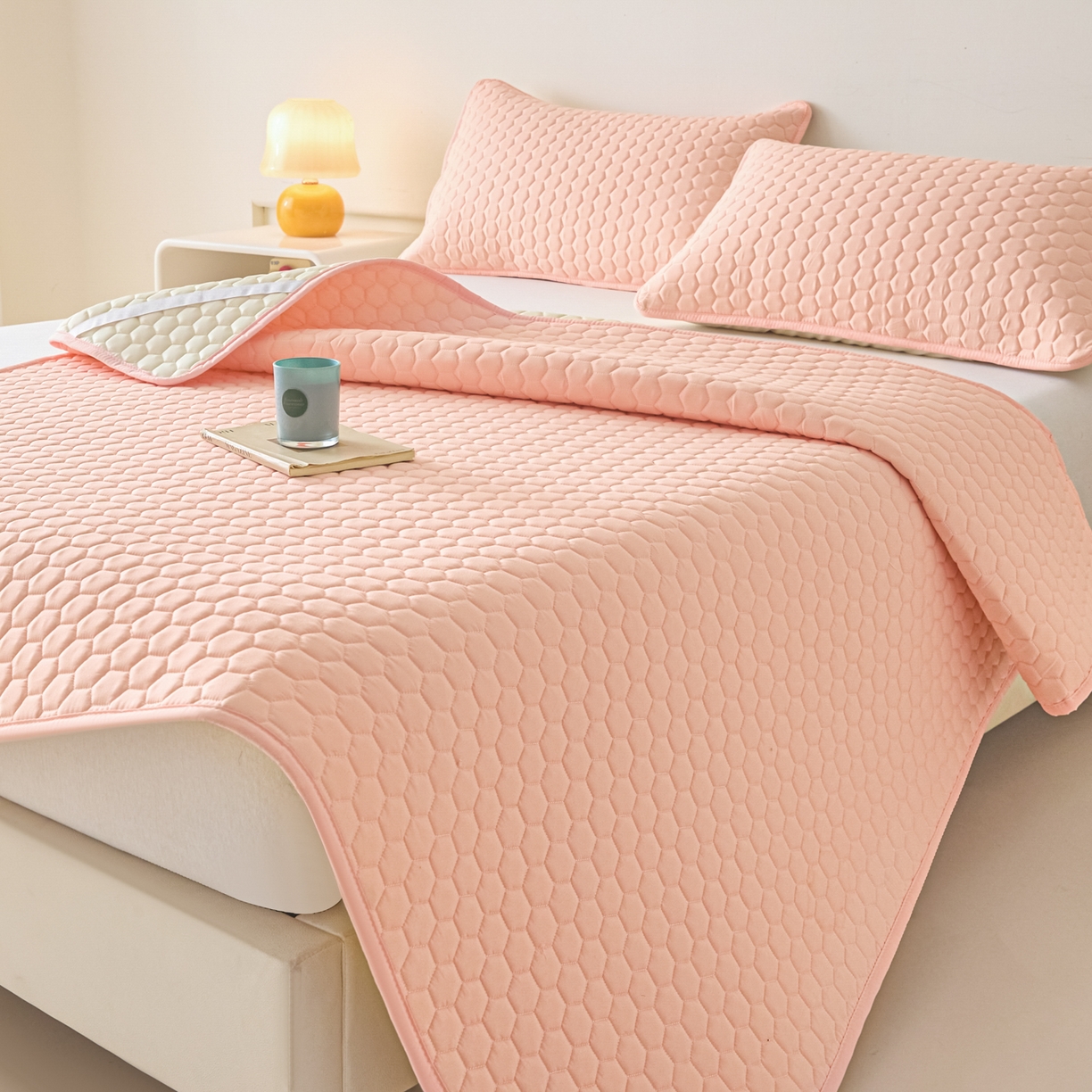 91家纺网 家纺一手货源 找家纺 摩妮卡 2026新款水洗棉夹棉防水床褥床垫款三件套 几何-浅粉