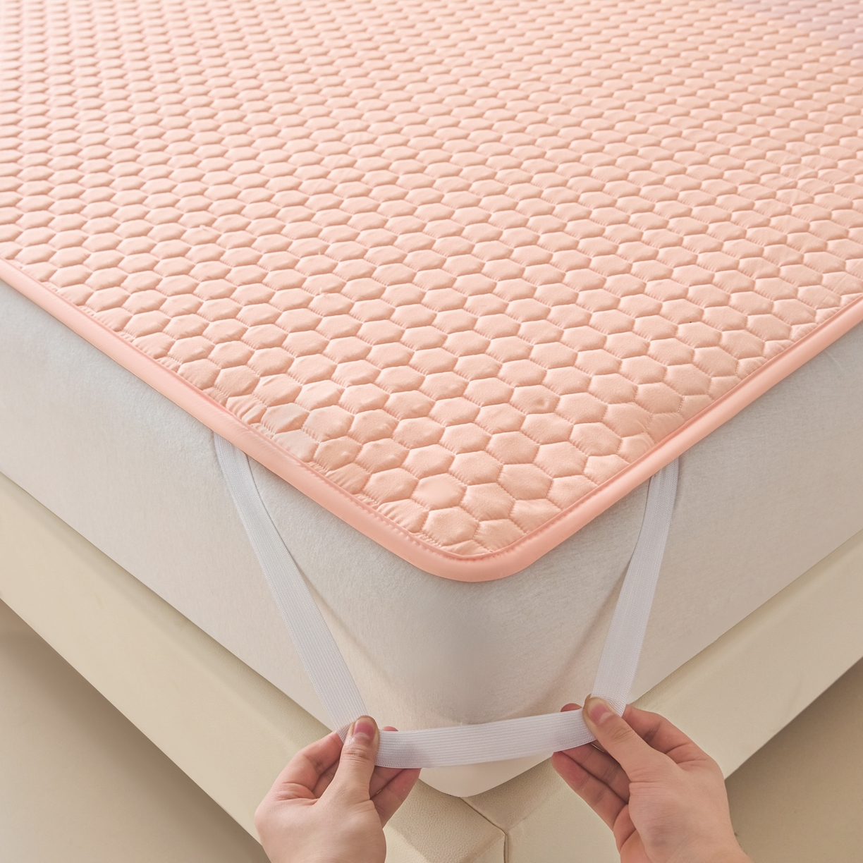 91家纺网 家纺一手货源 找家纺 摩妮卡 2026新款水洗棉夹棉防水床褥床垫款三件套 几何-浅粉