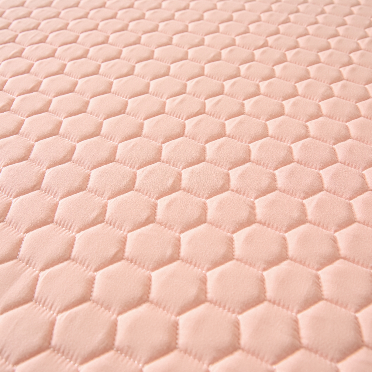 91家纺网 家纺一手货源 找家纺 摩妮卡 2026新款水洗棉夹棉防水床褥床垫款三件套 几何-浅粉