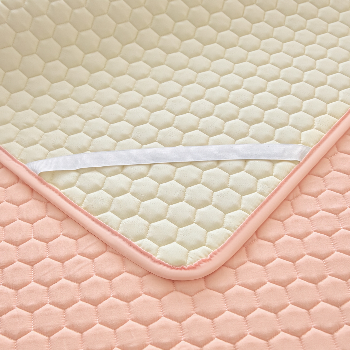 91家纺网 家纺一手货源 找家纺 摩妮卡 2026新款水洗棉夹棉防水床褥床垫款三件套 几何-浅粉