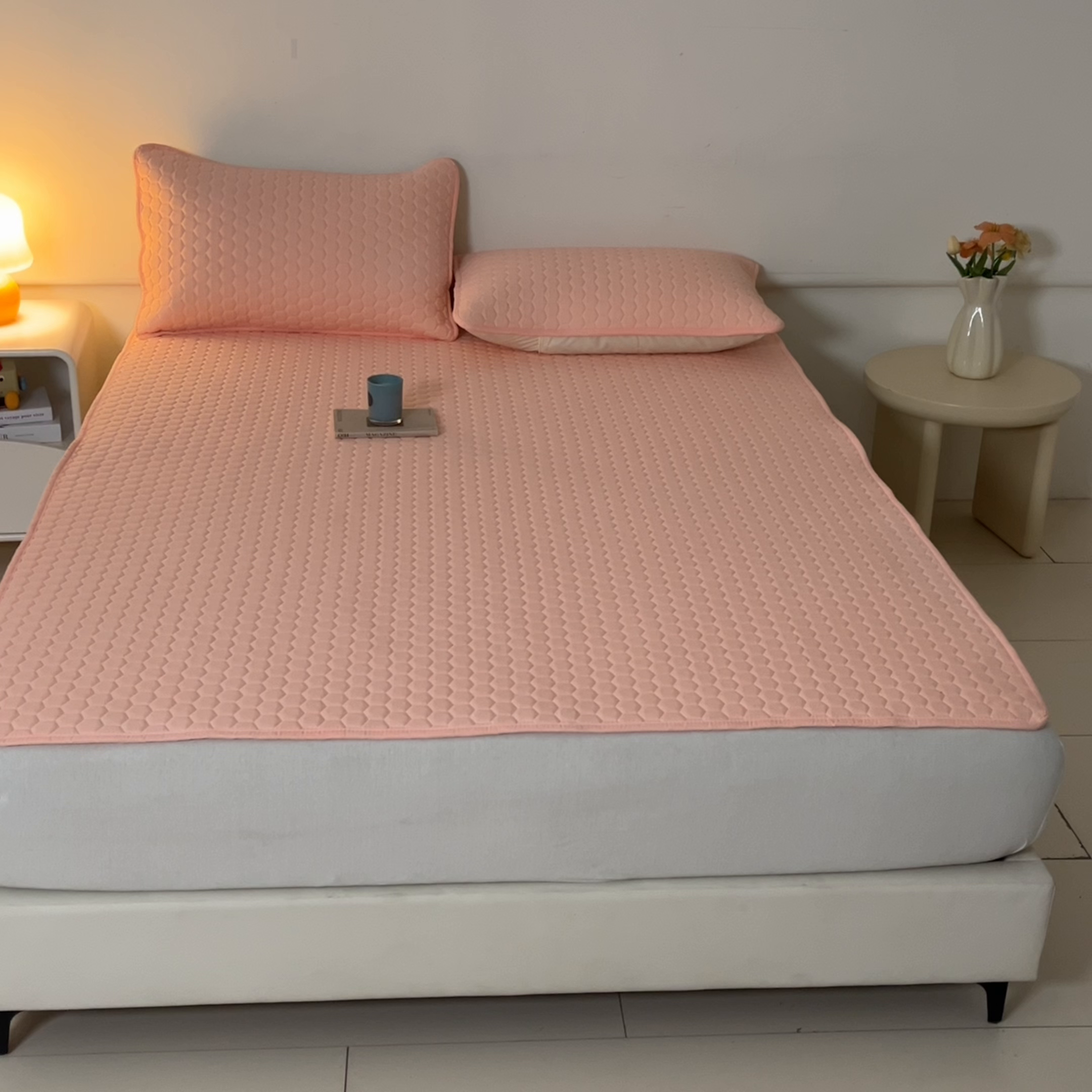 91家纺网 家纺一手货源 找家纺 摩妮卡 2026新款水洗棉夹棉防水床褥床垫款三件套 几何-浅粉