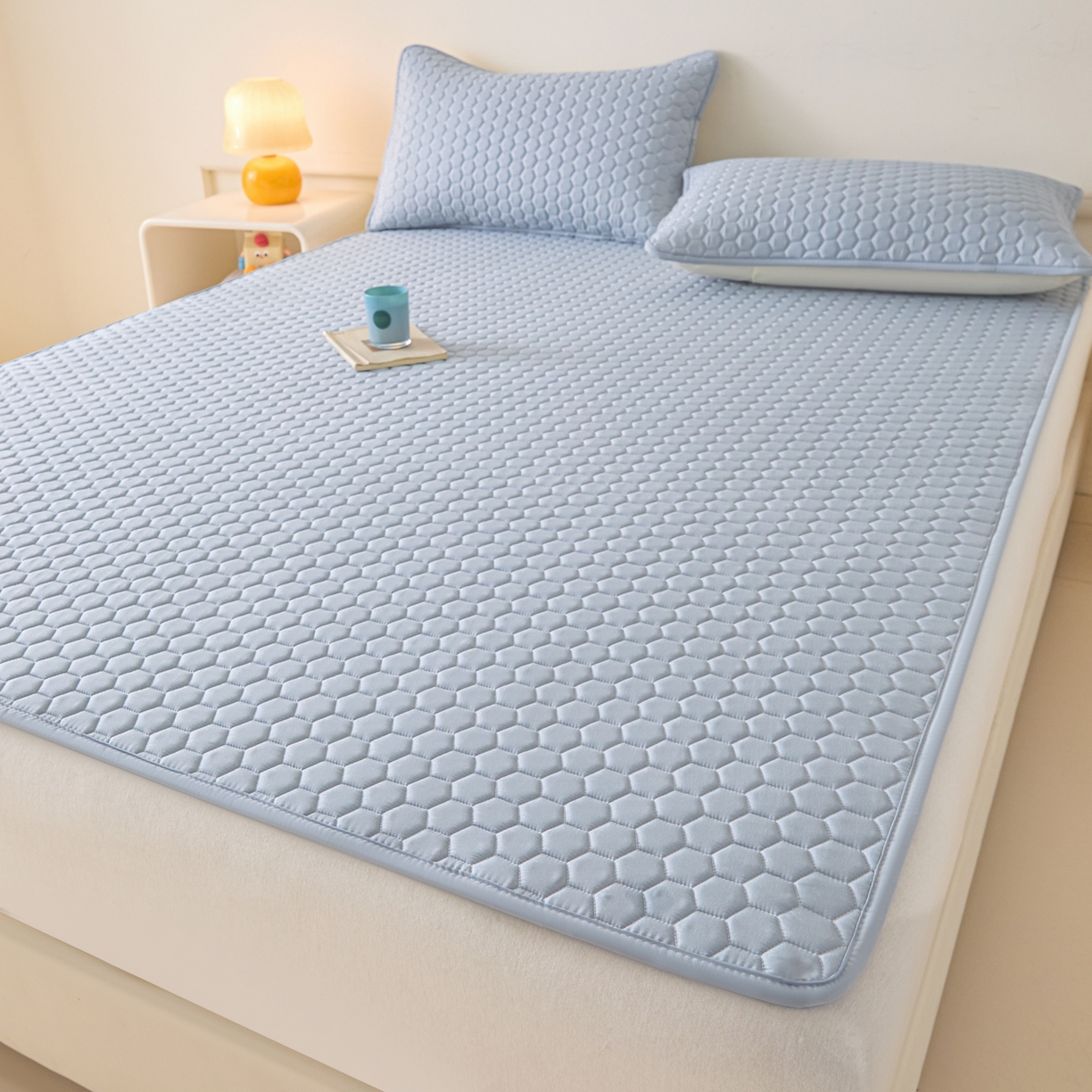 91家纺网 家纺一手货源 找家纺 摩妮卡 2026新款水洗棉夹棉防水床褥床垫款三件套 几何-天蓝