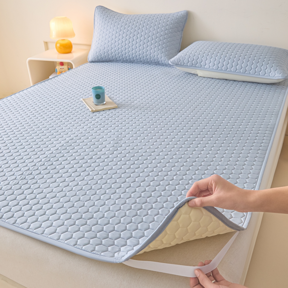 91家纺网 家纺一手货源 找家纺 摩妮卡 2026新款水洗棉夹棉防水床褥床垫款三件套 几何-天蓝
