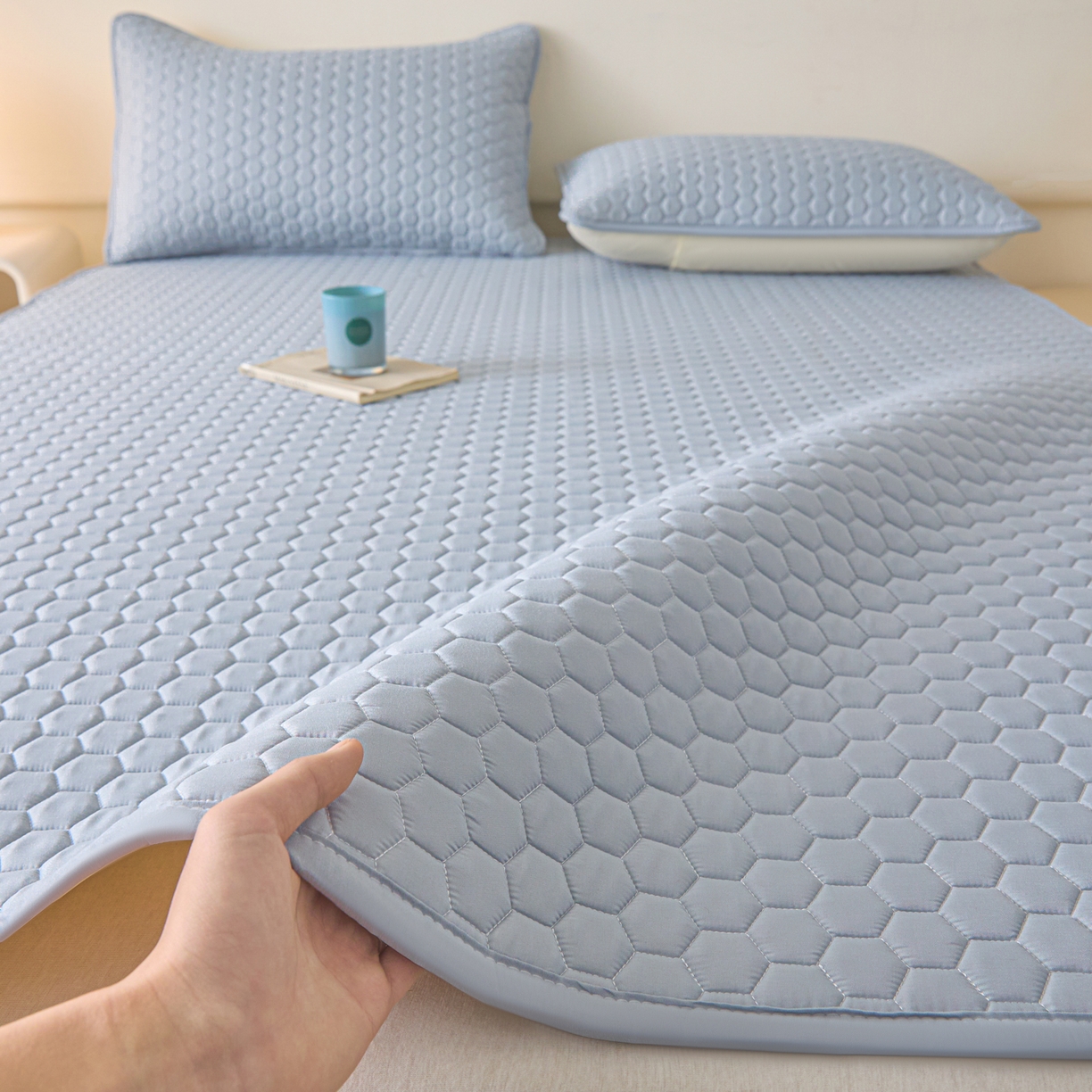 91家纺网 家纺一手货源 找家纺 摩妮卡 2026新款水洗棉夹棉防水床褥床垫款三件套 几何-天蓝