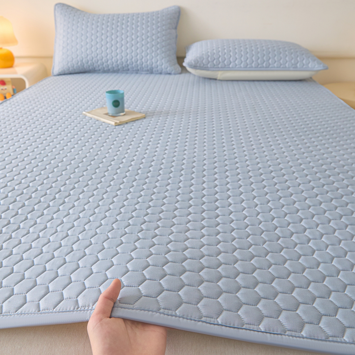 91家纺网 家纺一手货源 找家纺 摩妮卡 2026新款水洗棉夹棉防水床褥床垫款三件套 几何-天蓝