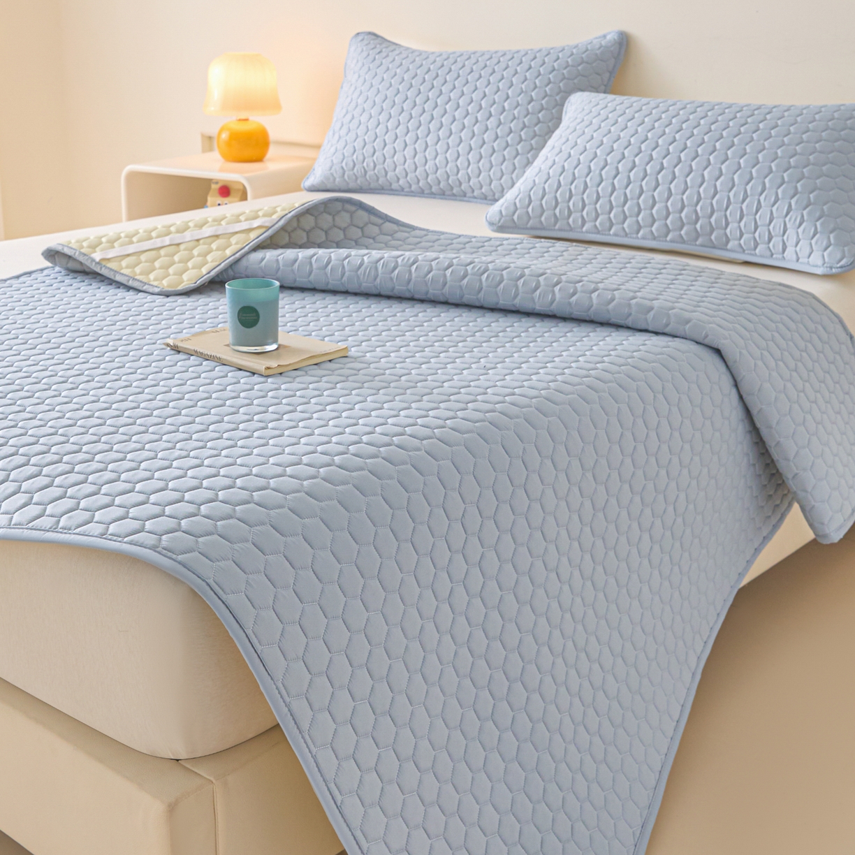 91家纺网 家纺一手货源 找家纺 摩妮卡 2026新款水洗棉夹棉防水床褥床垫款三件套 几何-天蓝