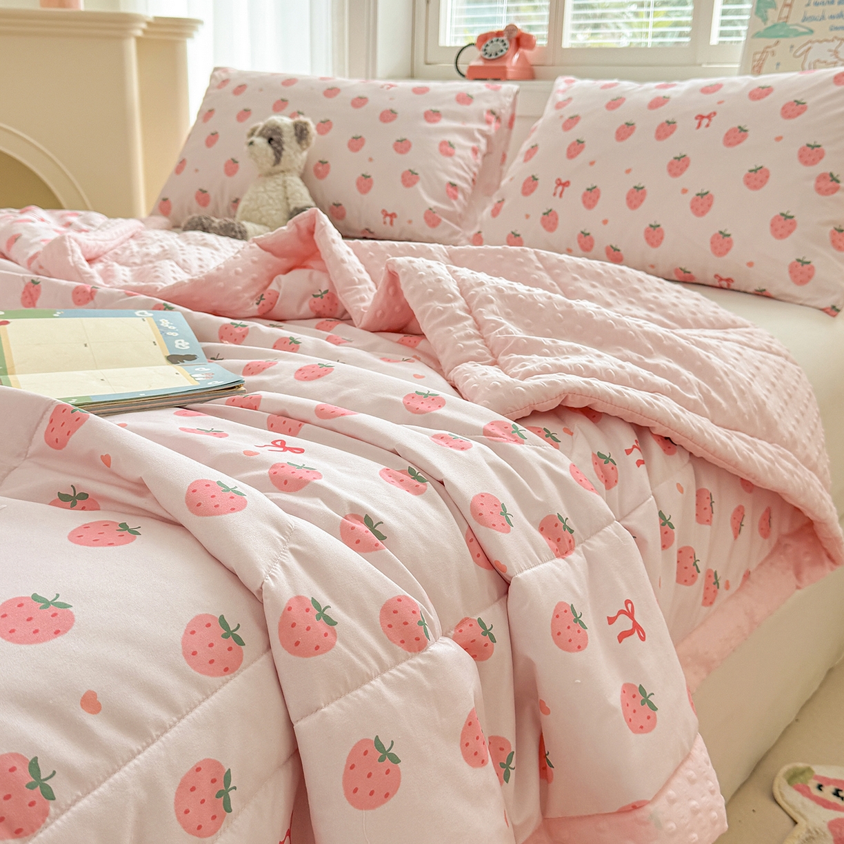 91家纺网 家纺一手货源 找家纺 悦织语 2026新款A类水洗棉双层纱豆豆被大豆夏凉被 草莓波波