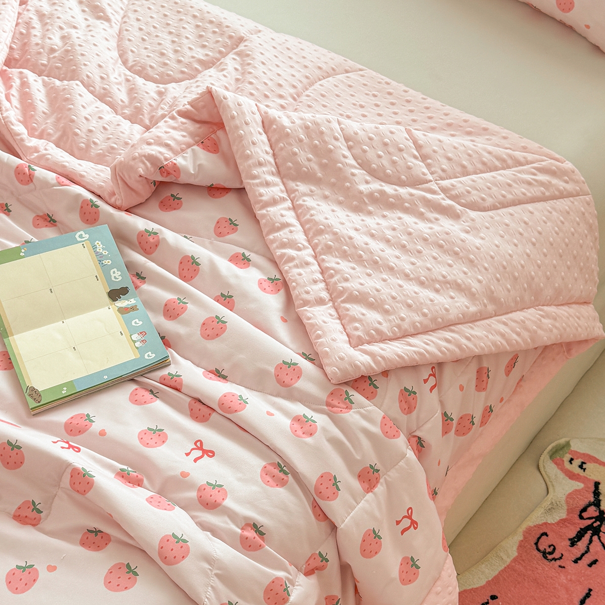 91家纺网 家纺一手货源 找家纺 悦织语 2026新款A类水洗棉双层纱豆豆被大豆夏凉被 草莓波波