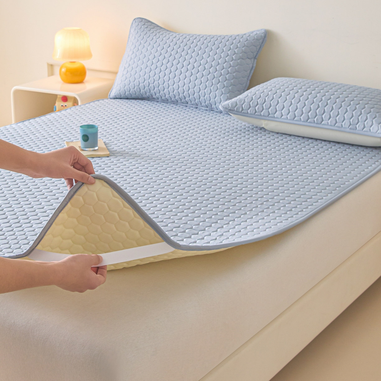 91家纺网 家纺一手货源 找家纺 摩妮卡 2026新款水洗棉夹棉防水床褥床垫款三件套 几何-天蓝