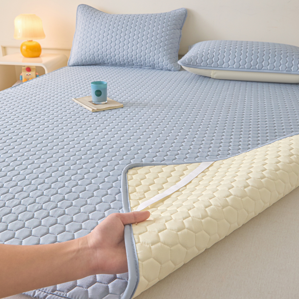 91家纺网 家纺一手货源 找家纺 摩妮卡 2026新款水洗棉夹棉防水床褥床垫款三件套 几何-天蓝