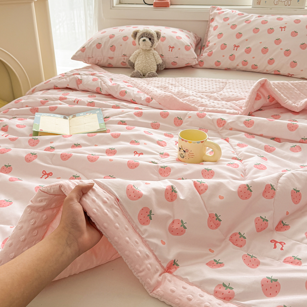 91家纺网 家纺一手货源 找家纺 悦织语 2026新款A类水洗棉双层纱豆豆被大豆夏凉被 草莓波波