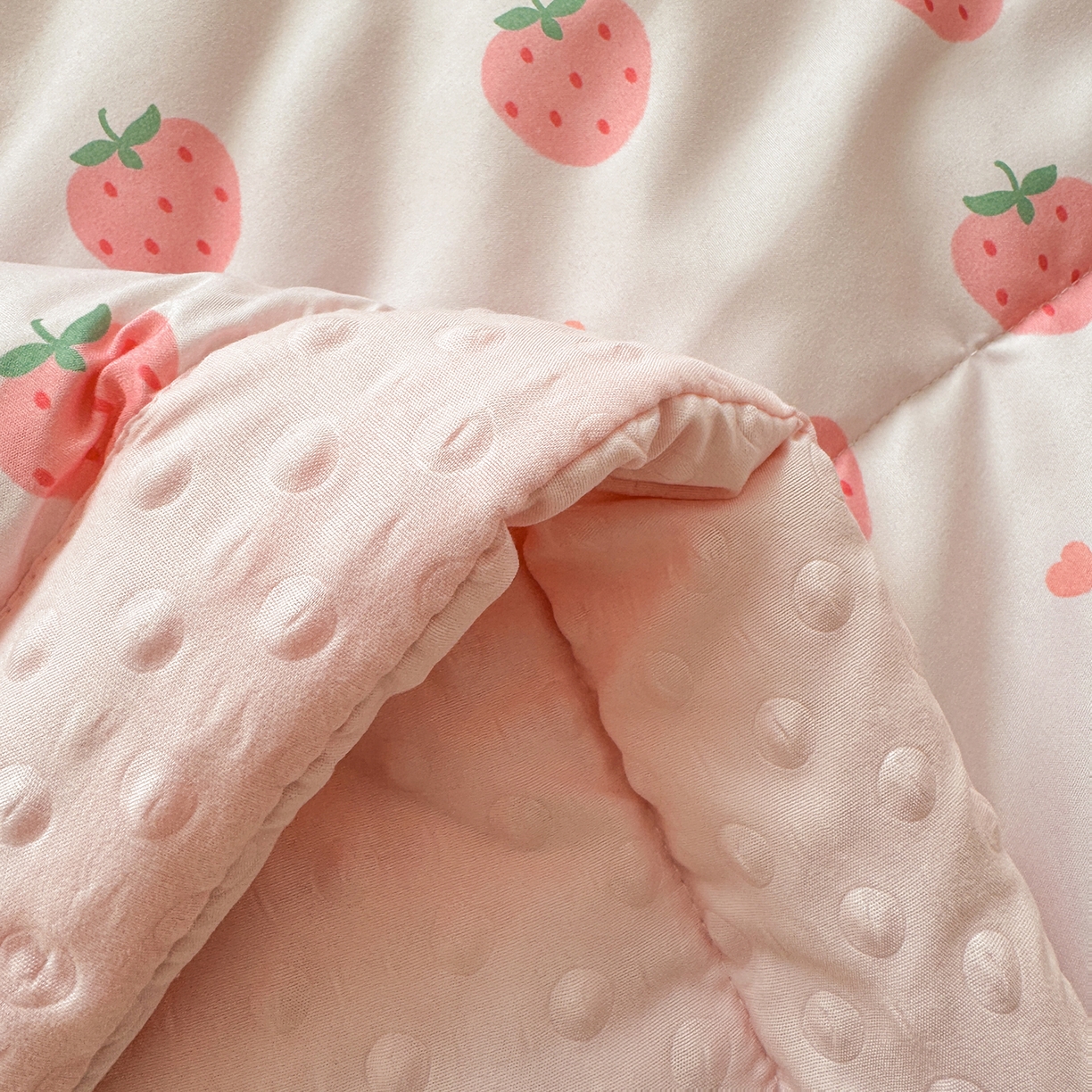 91家纺网 家纺一手货源 找家纺 悦织语 2026新款A类水洗棉双层纱豆豆被大豆夏凉被 草莓波波