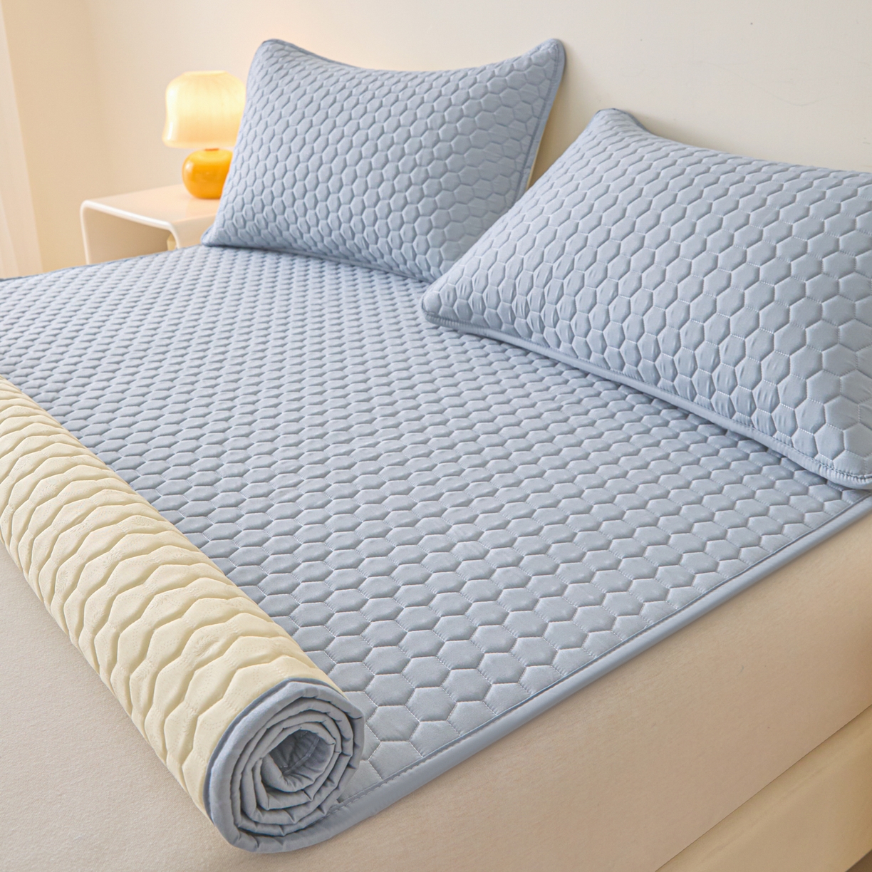 91家纺网 家纺一手货源 找家纺 摩妮卡 2026新款水洗棉夹棉防水床褥床垫款三件套 几何-天蓝