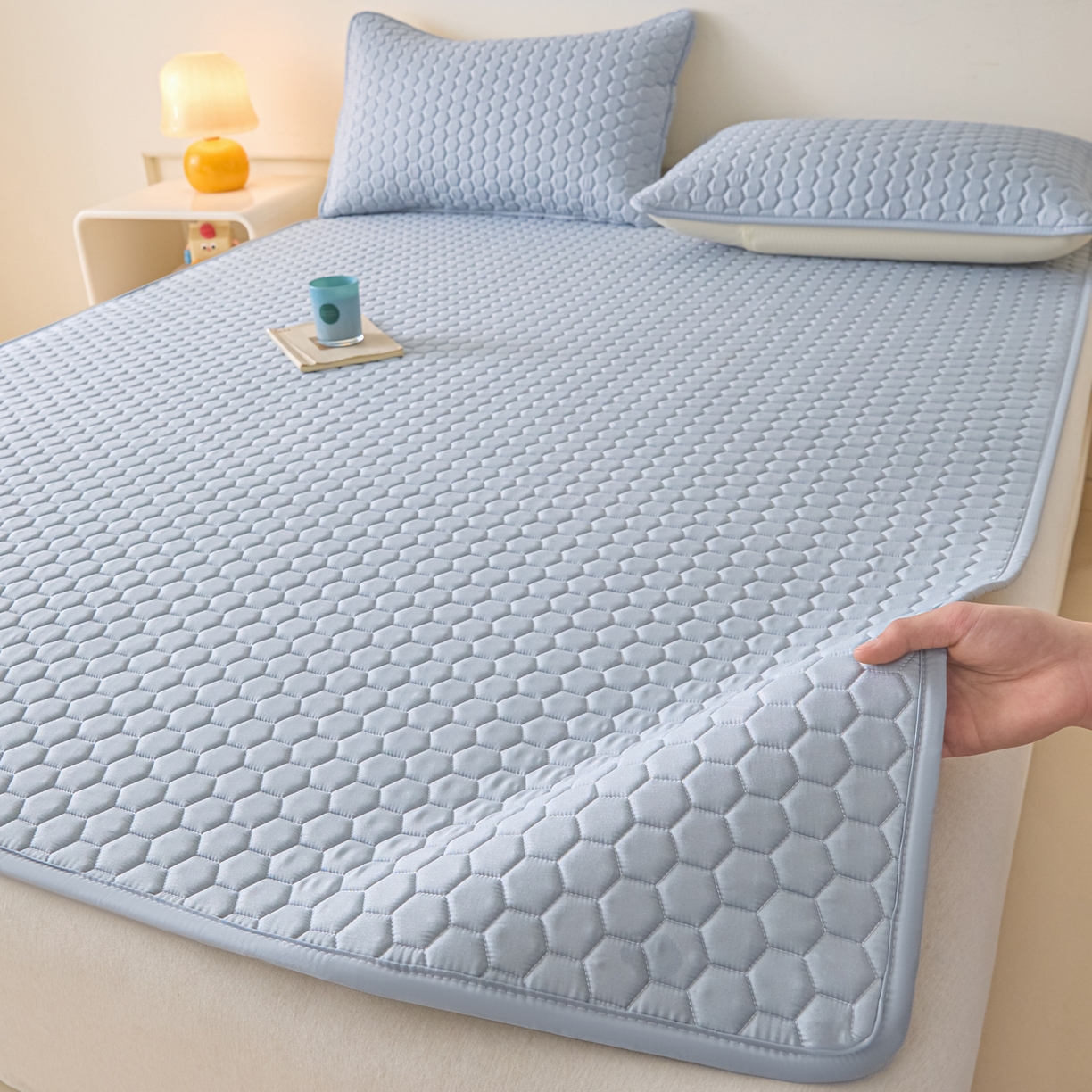 91家纺网 家纺一手货源 找家纺 摩妮卡 2026新款水洗棉夹棉防水床褥床垫款三件套 几何-天蓝