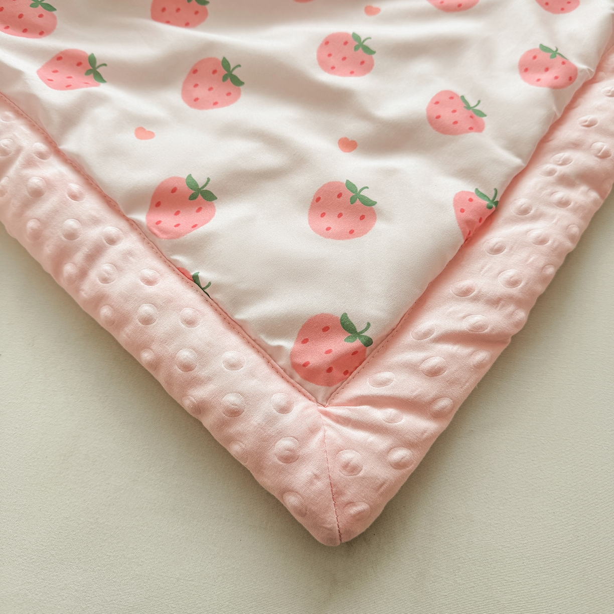 91家纺网 家纺一手货源 找家纺 悦织语 2026新款A类水洗棉双层纱豆豆被大豆夏凉被 草莓波波