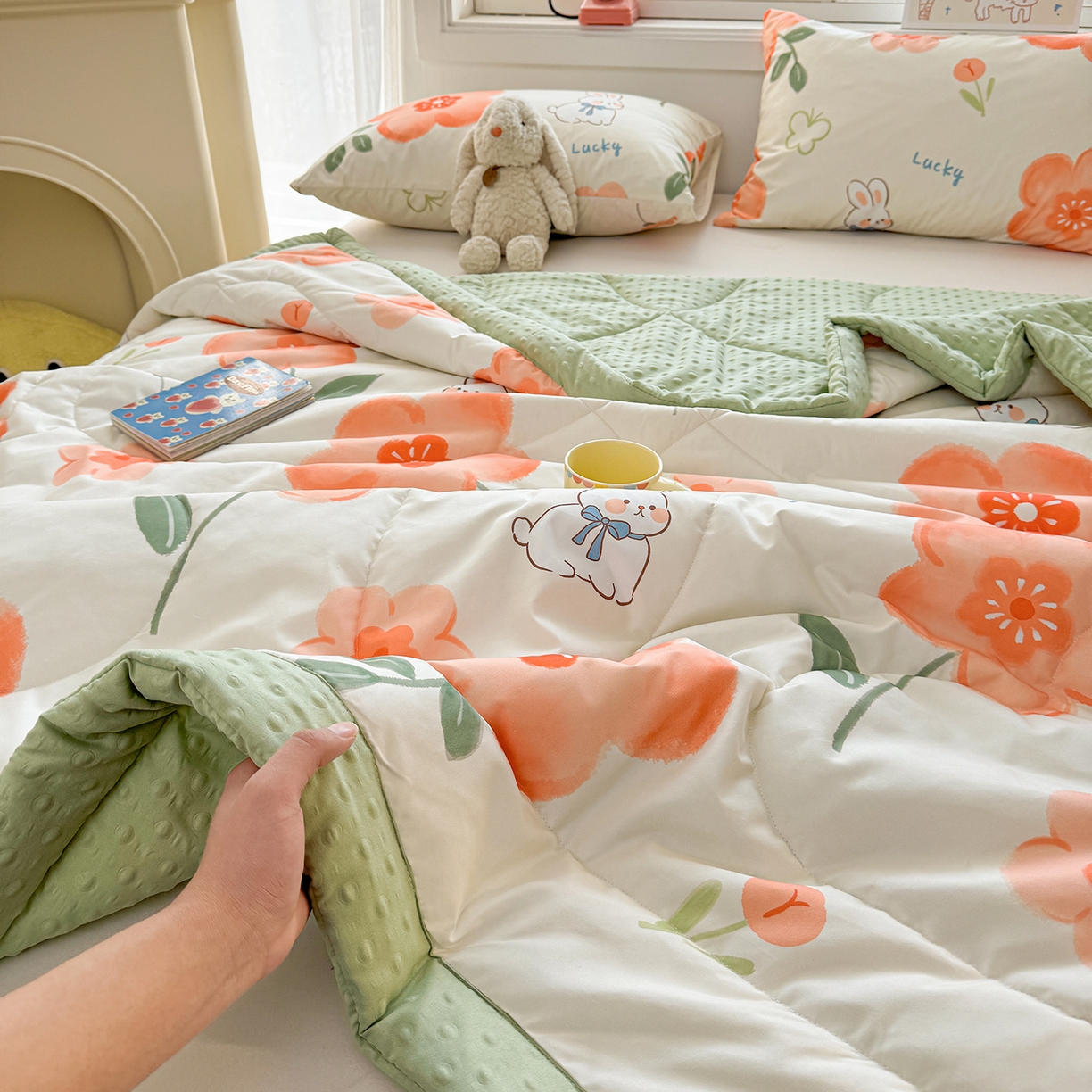 91家纺网 家纺一手货源 找家纺 悦织语 2026新款A类水洗棉双层纱豆豆被大豆夏凉被 花香谷