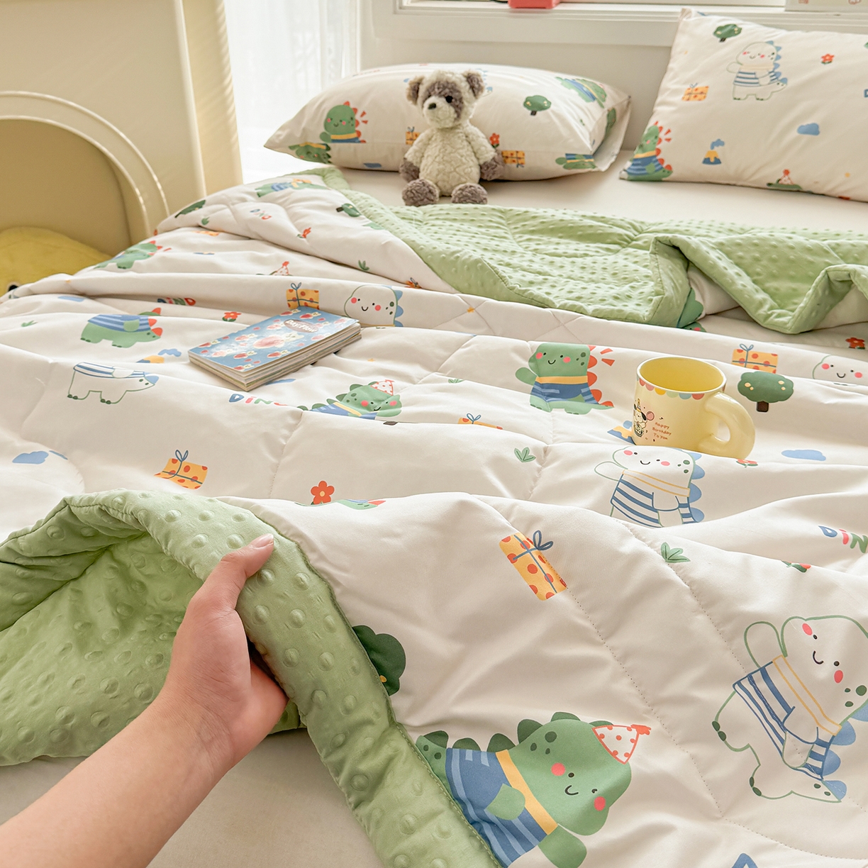 91家纺网 家纺一手货源 找家纺 悦织语 2026新款A类水洗棉双层纱豆豆被大豆夏凉被 恐龙日记