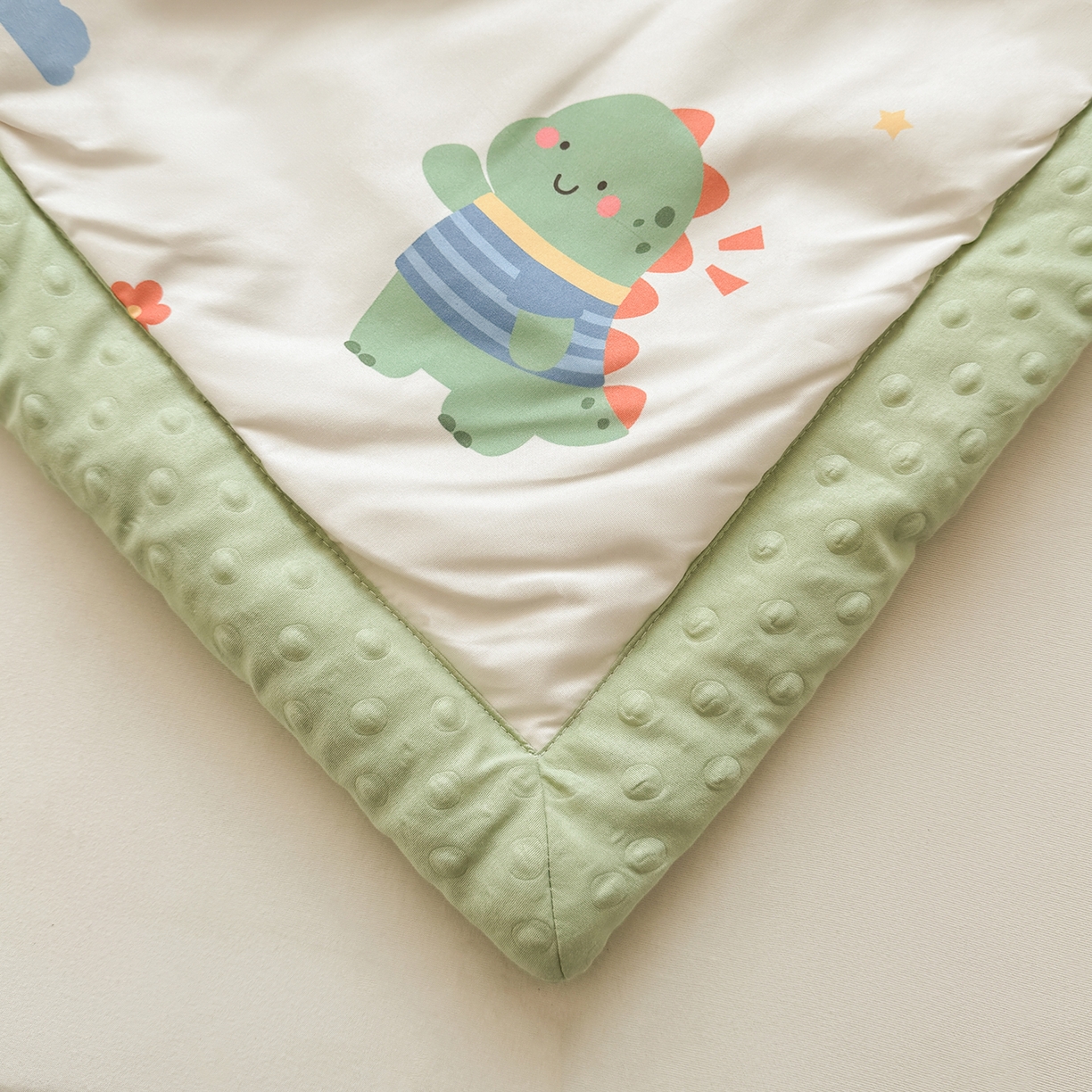 91家纺网 家纺一手货源 找家纺 悦织语 2026新款A类水洗棉双层纱豆豆被大豆夏凉被 恐龙日记